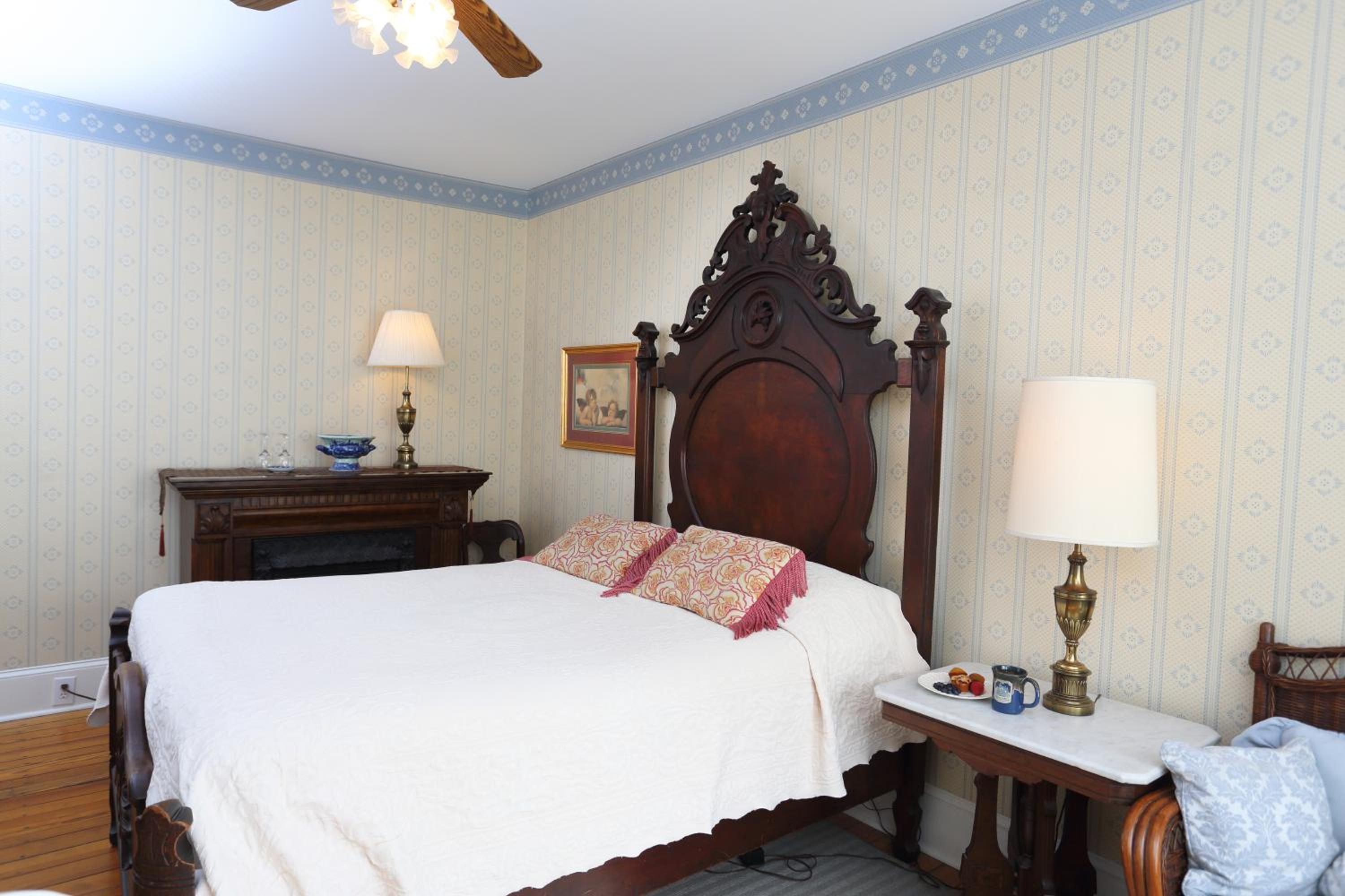 Premier Queen Room with Fireplace   photo 3
