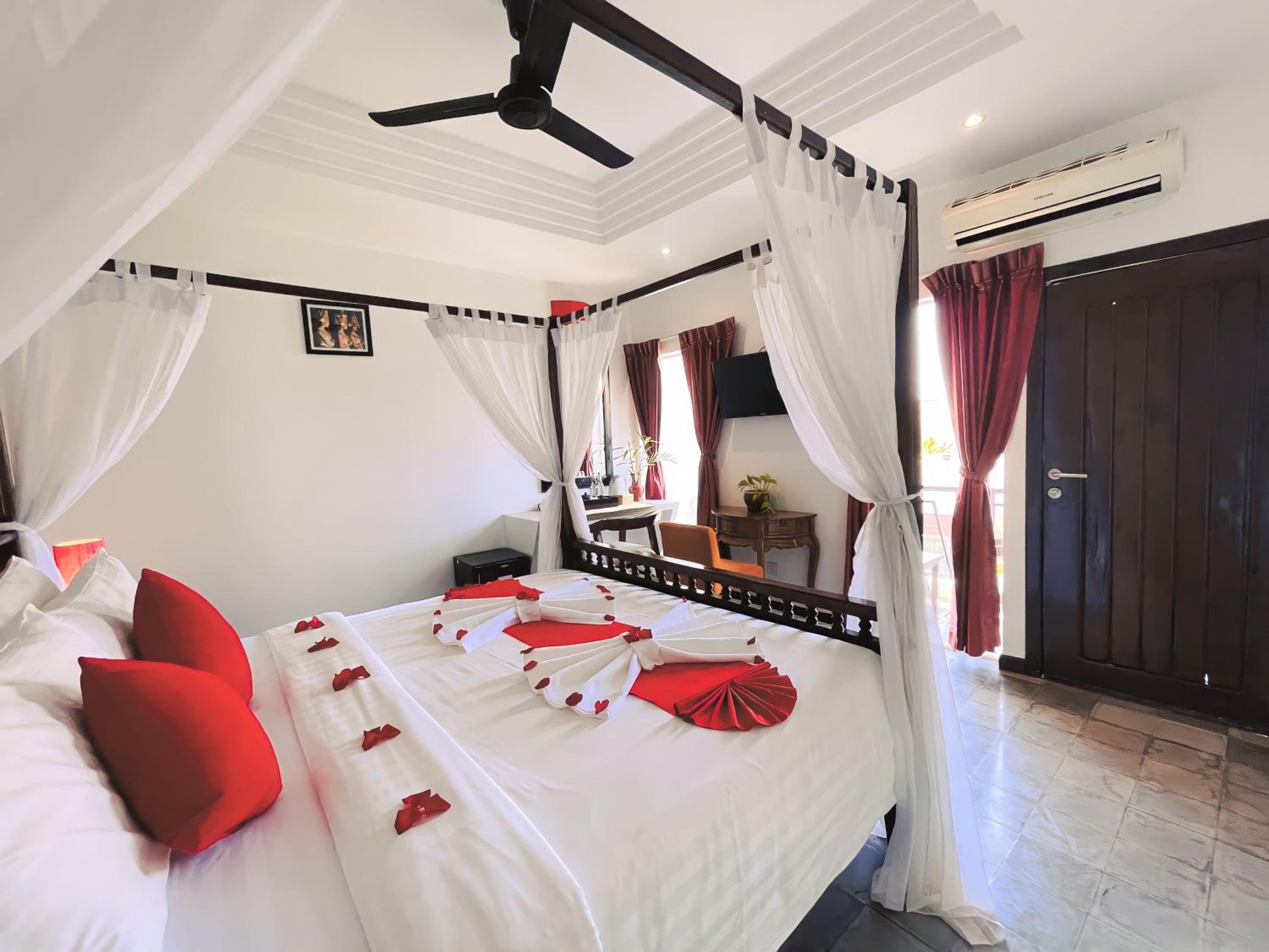 Honeymoon Suite With Balcony Pool View - Free Pick Up - Photo 9