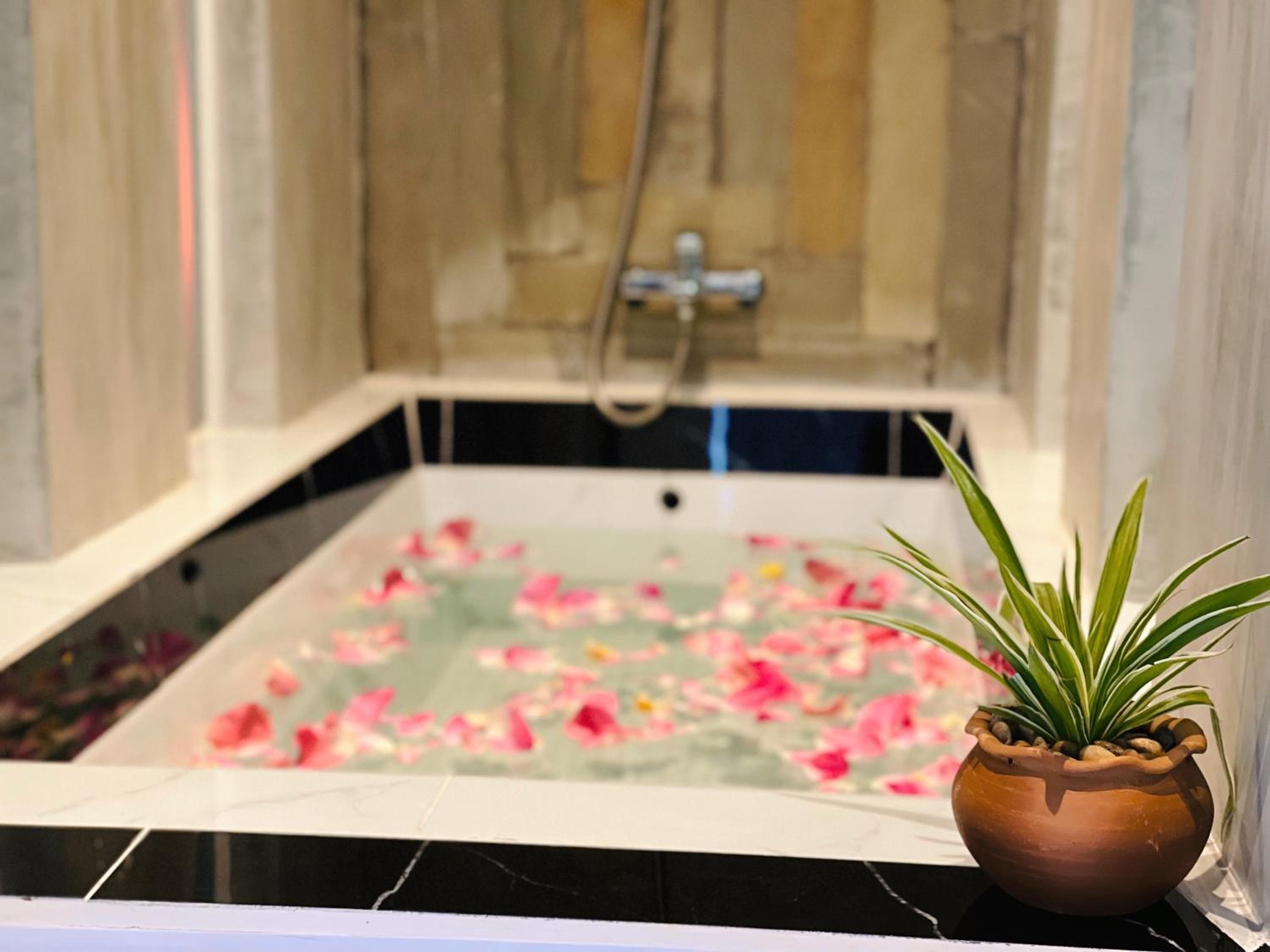 Honeymoon Suite With Balcony Pool View - Free Pick Up - Photo 10