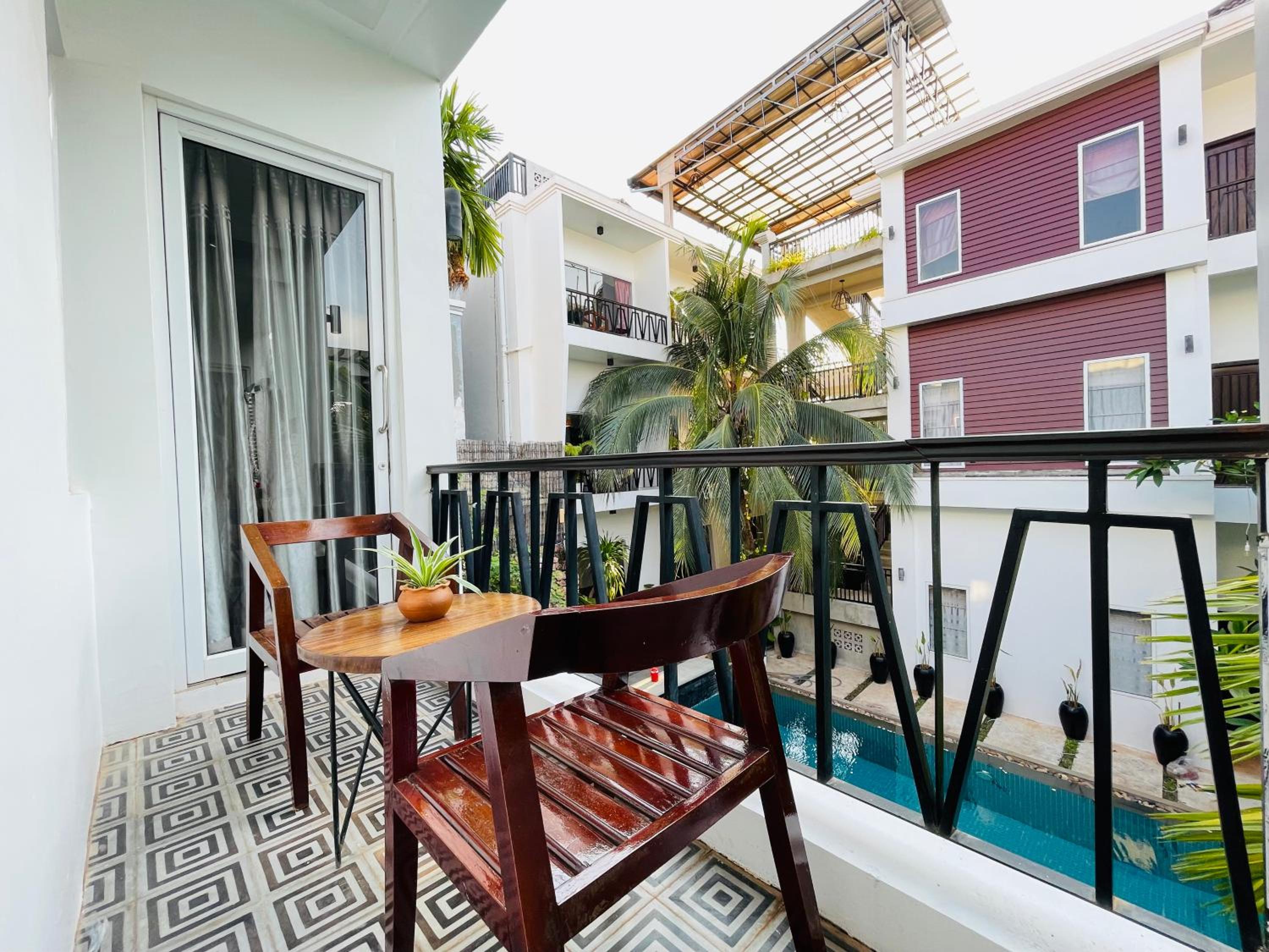 Honeymoon Suite With Balcony Pool View - Free Pick Up - Photo 8