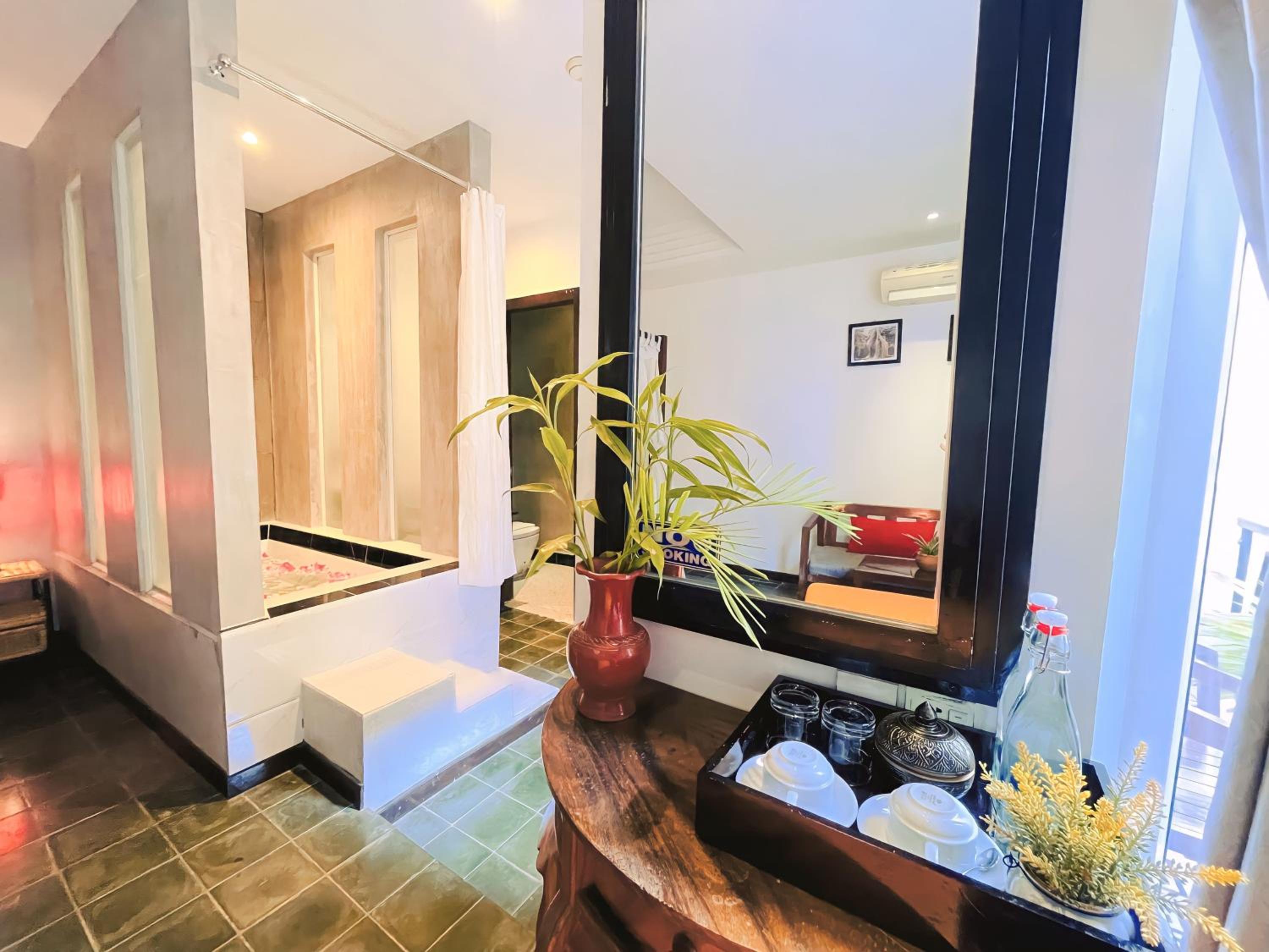 Honeymoon Suite With Balcony Pool View - Free Pick Up - Photo 12