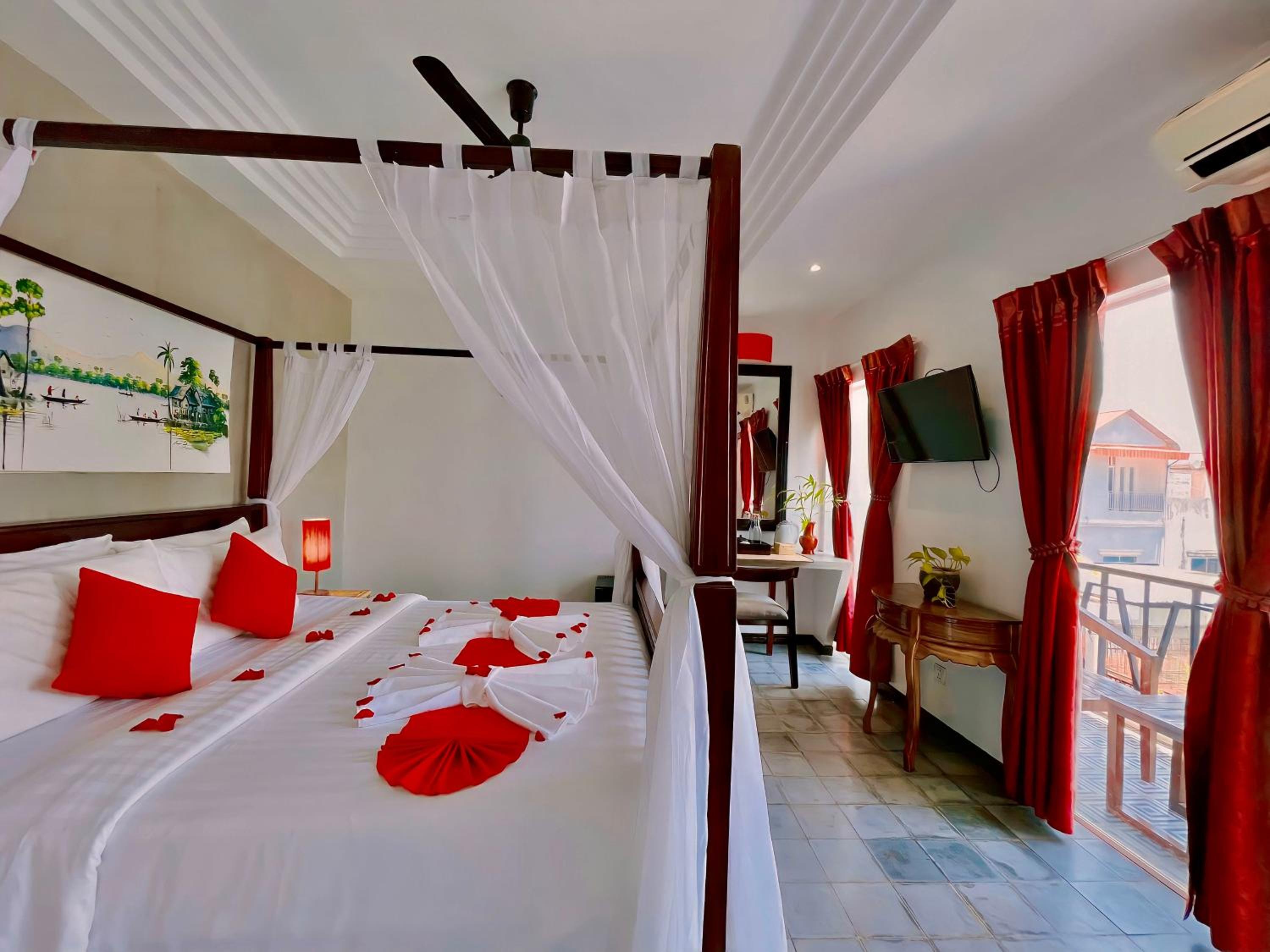 Honeymoon Suite With Balcony Pool View - Free Pick Up - Photo 13