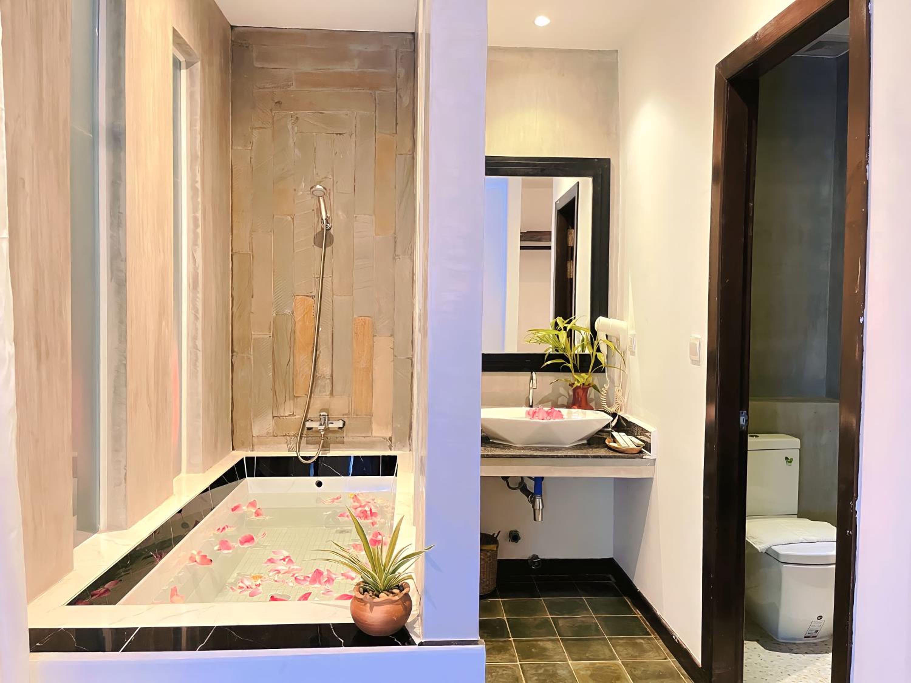 Honeymoon Suite With Balcony Pool View - Free Pick Up - Photo 3