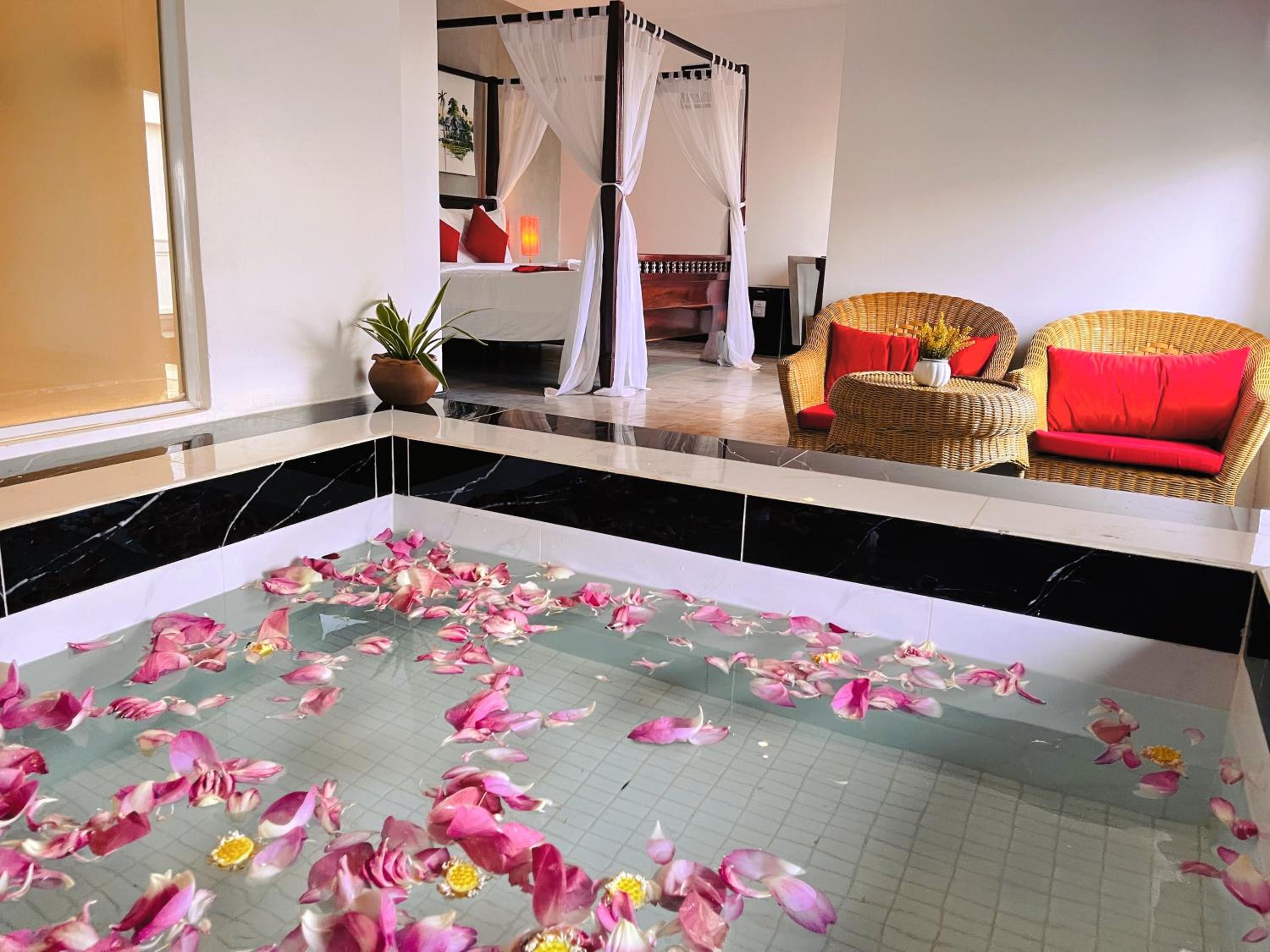 Honeymoon Suite With Balcony Pool View - Free Pick Up - Photo 7