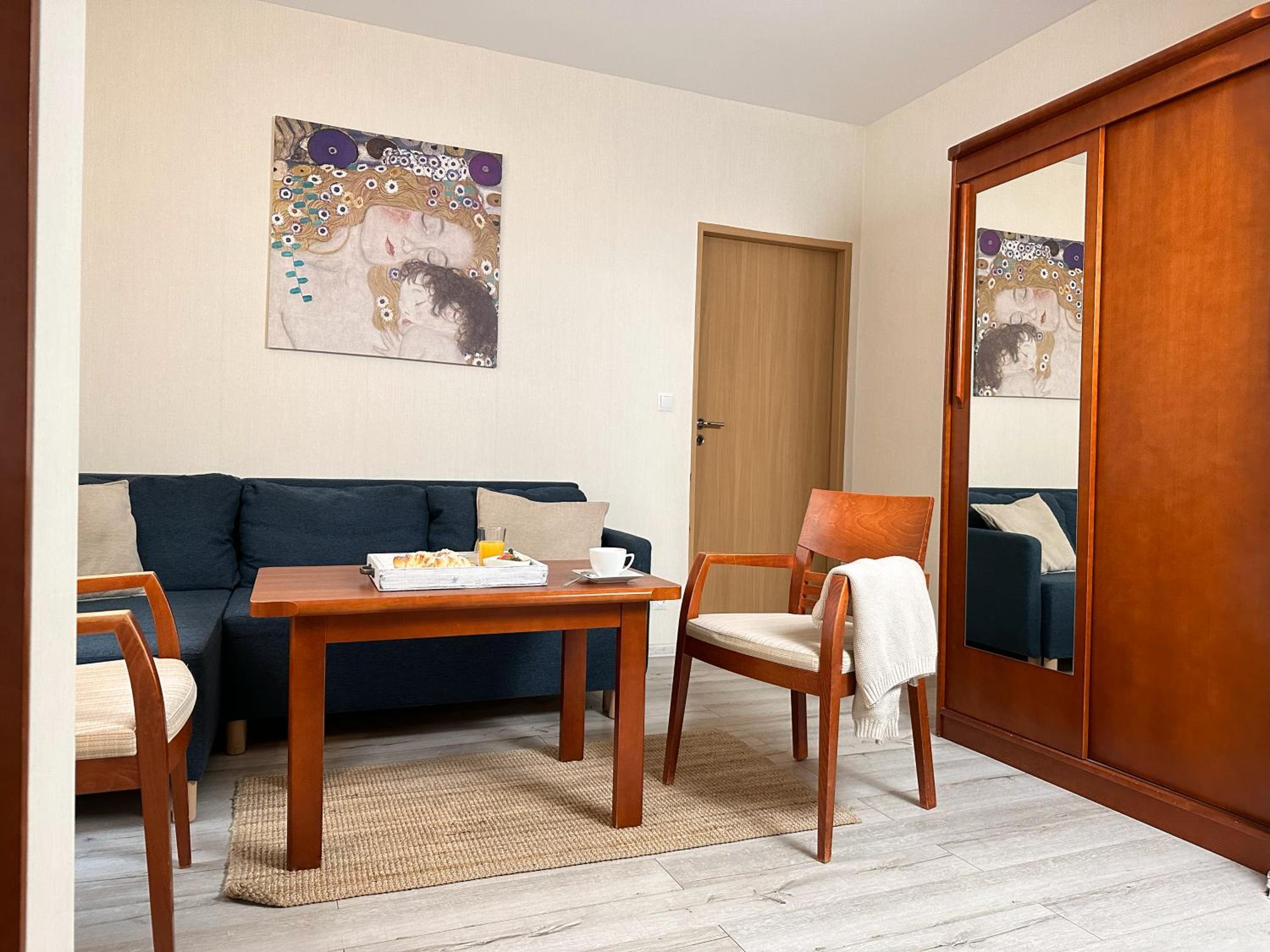 One-Bedroom Apartment with Kitchenette photo 1