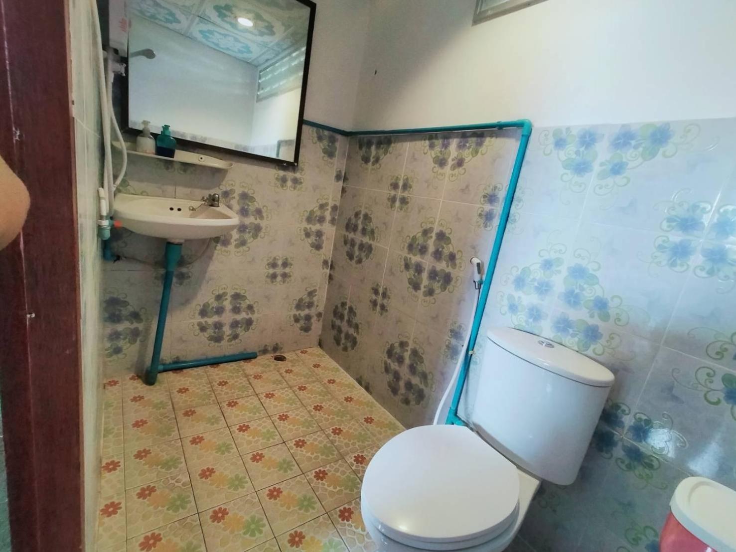 Twin Room with Private Bathroom - Photo 8