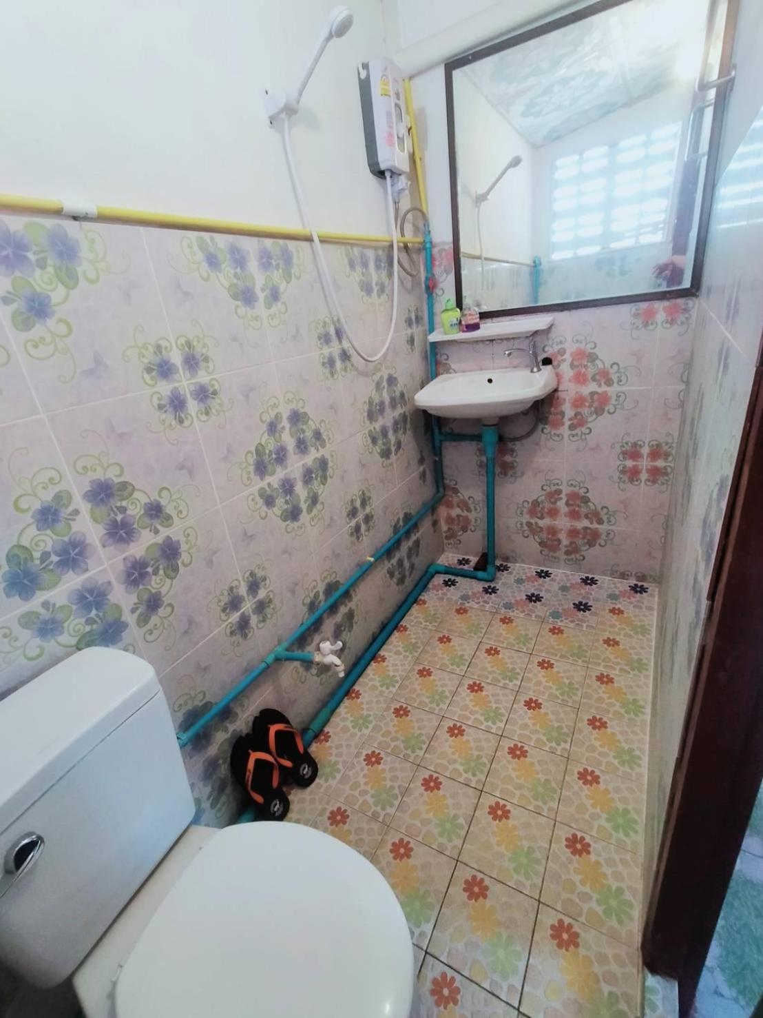 King Room with Private Bathroom - Photo 28