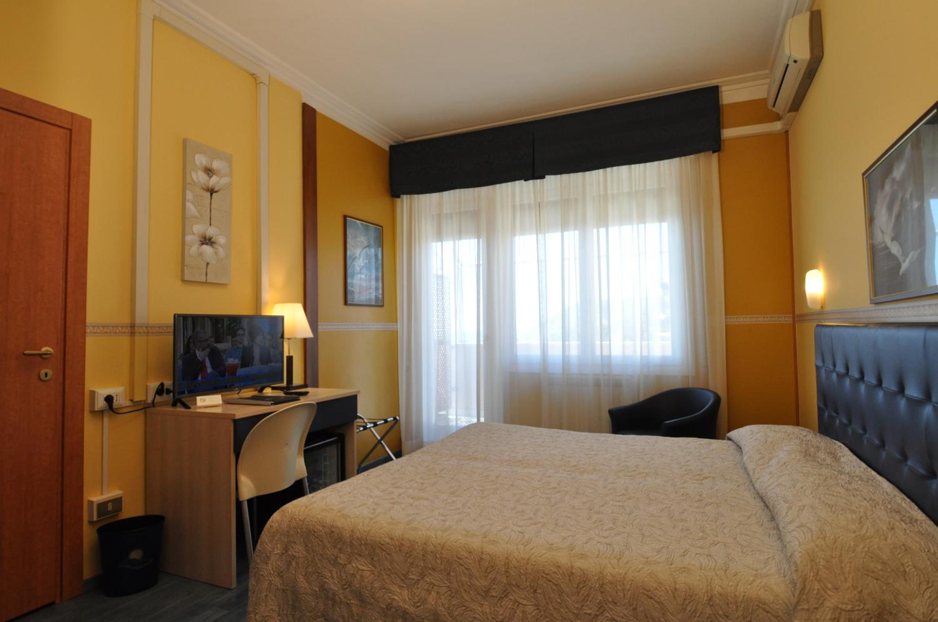 Double or Twin Room with Balcony and Sea View - Photo 6