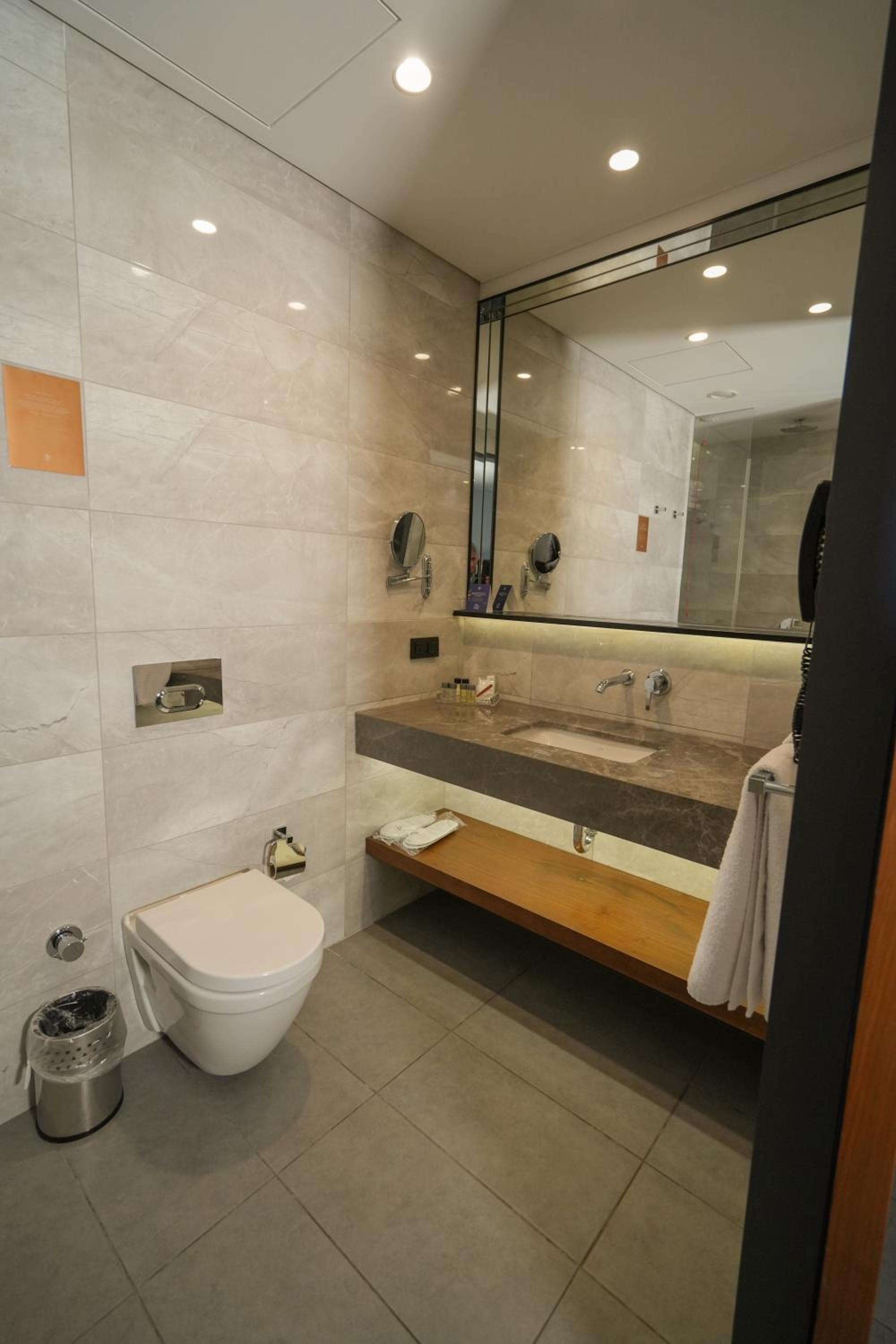 Superior Twin Room with City View photo 2
