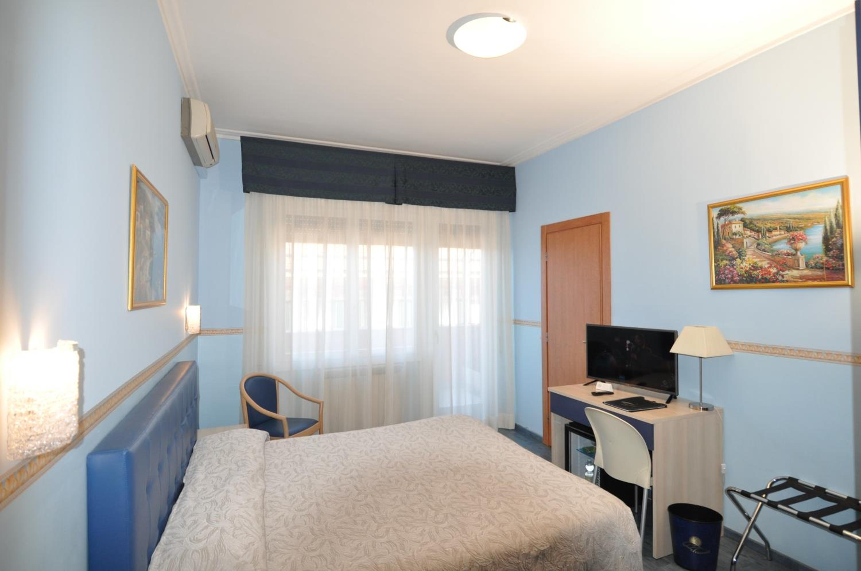 Double or Twin Room with Balcony and Sea View - Photo 5