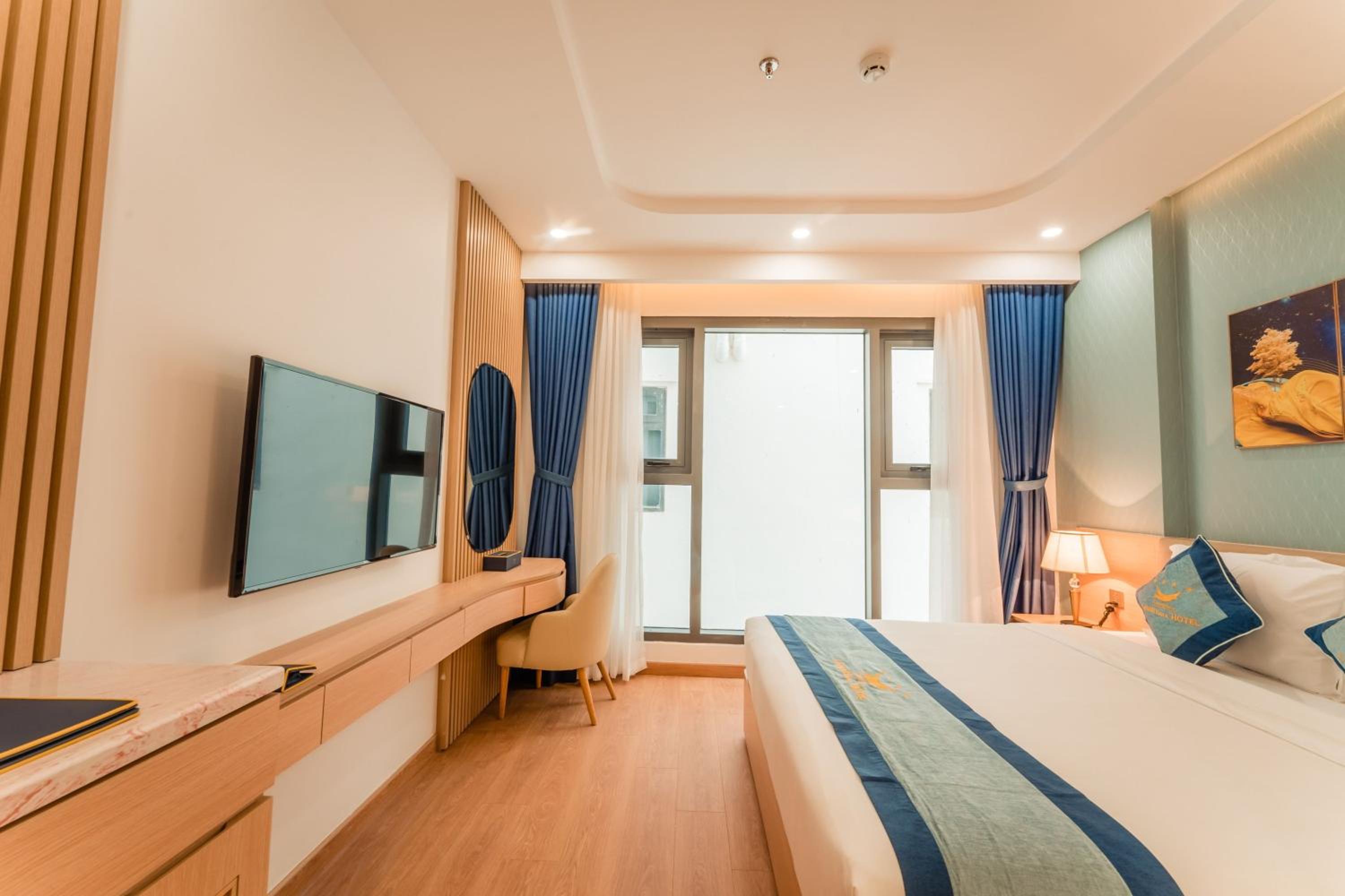 Serenity King Room With Internal Window - Photo 6