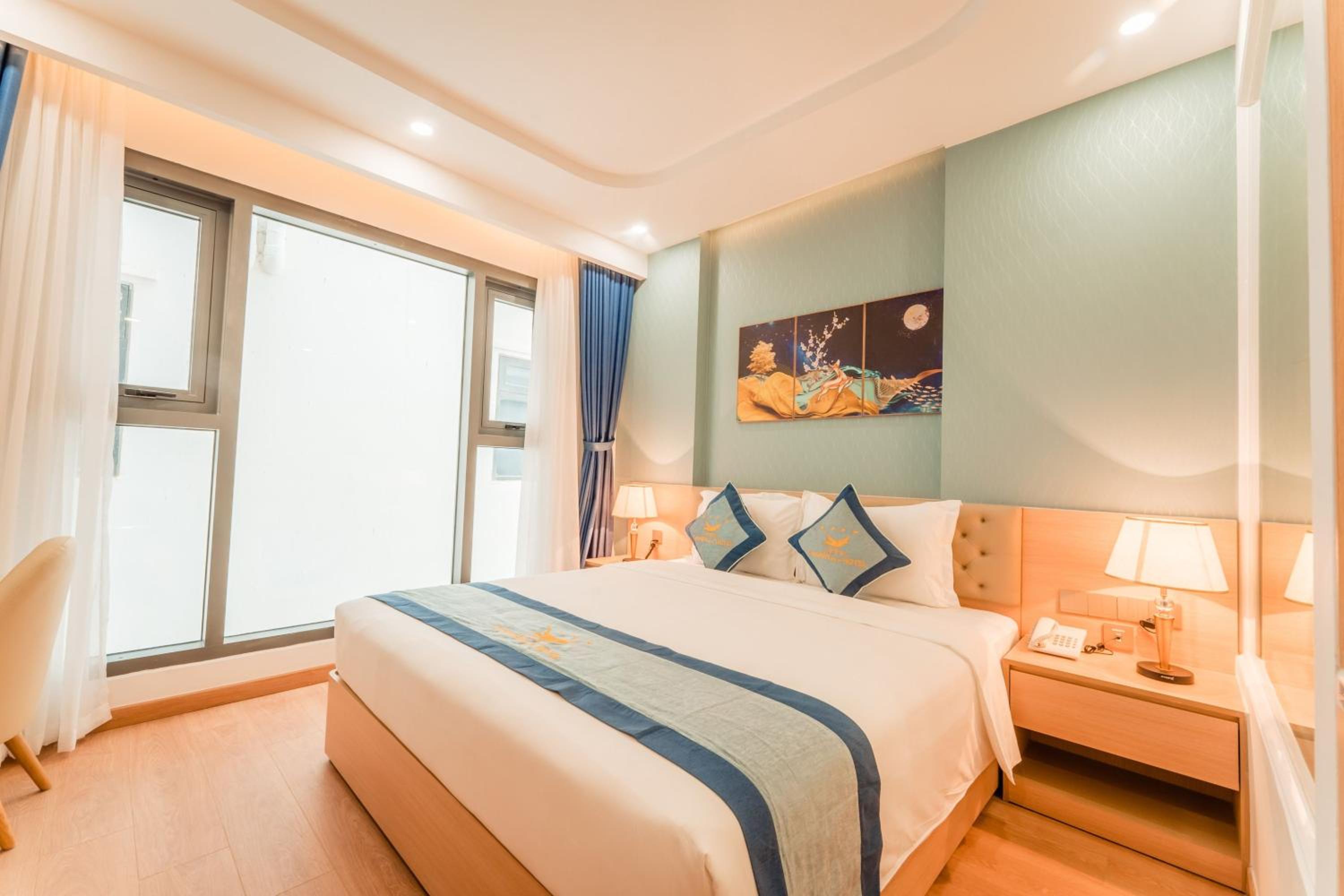 Serenity King Room With Internal Window - Photo 2