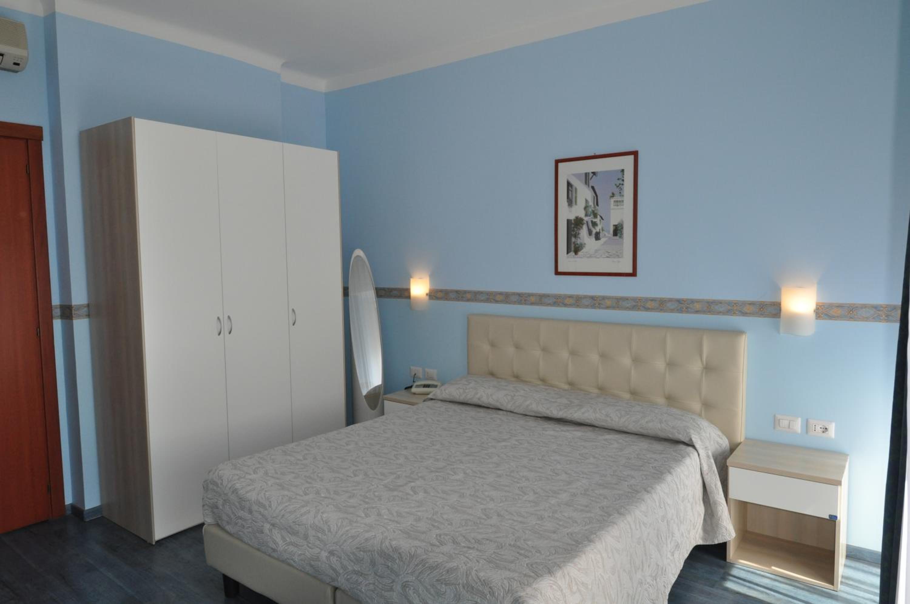 Double or Twin Room with Balcony and Sea View - Photo 1