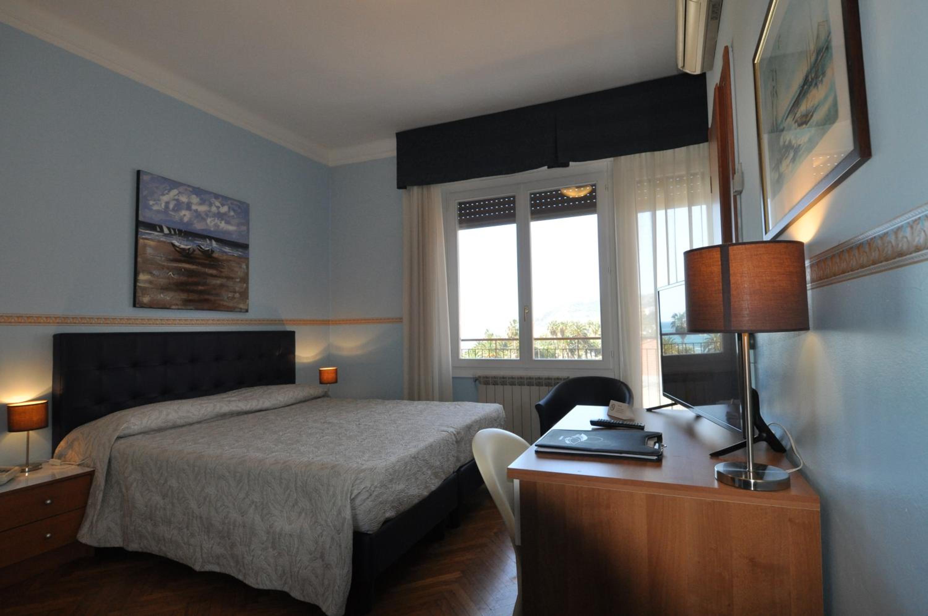 Double or Twin Room with Balcony and Sea View - Photo 7