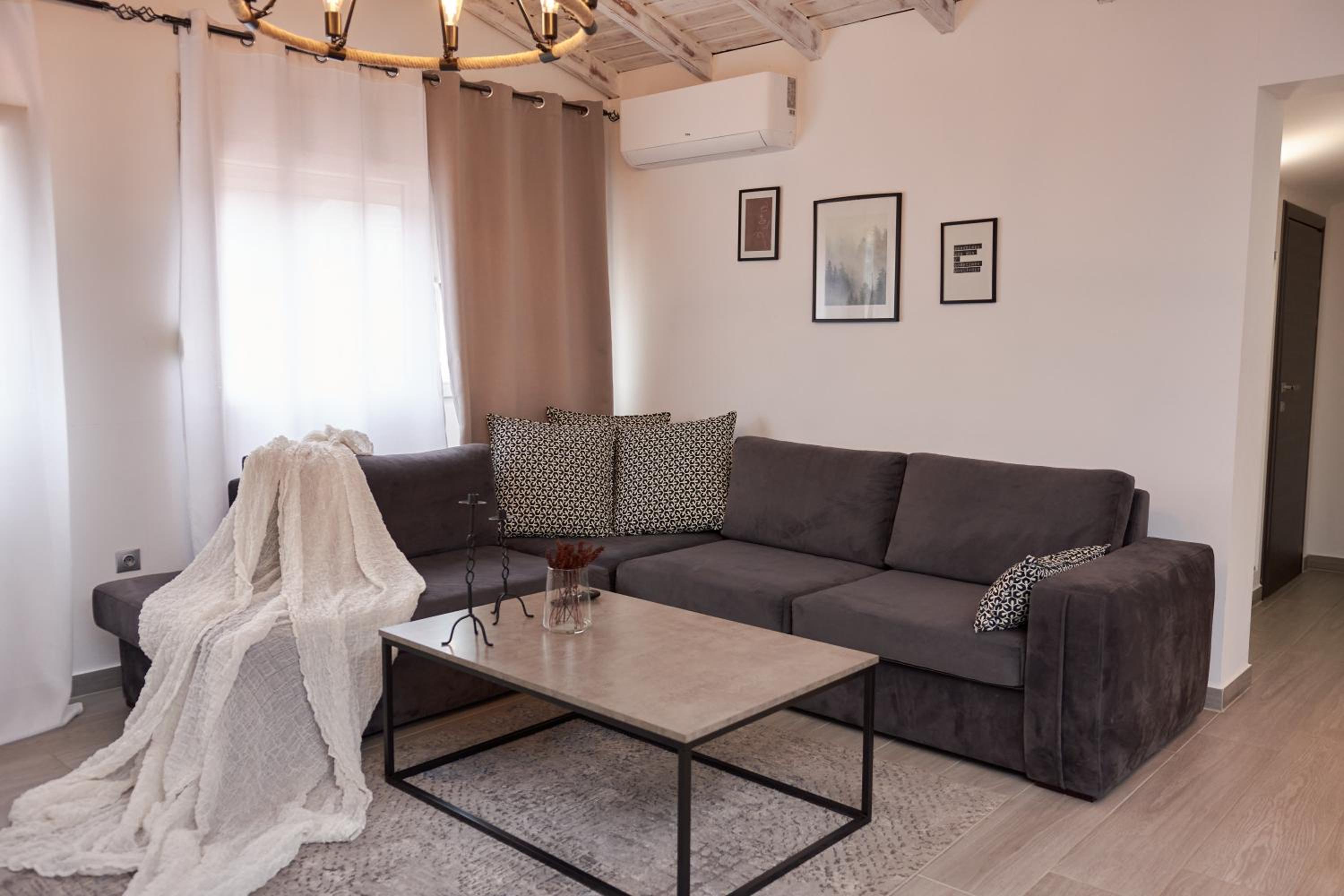 One-Bedroom Apartment - Photo 12