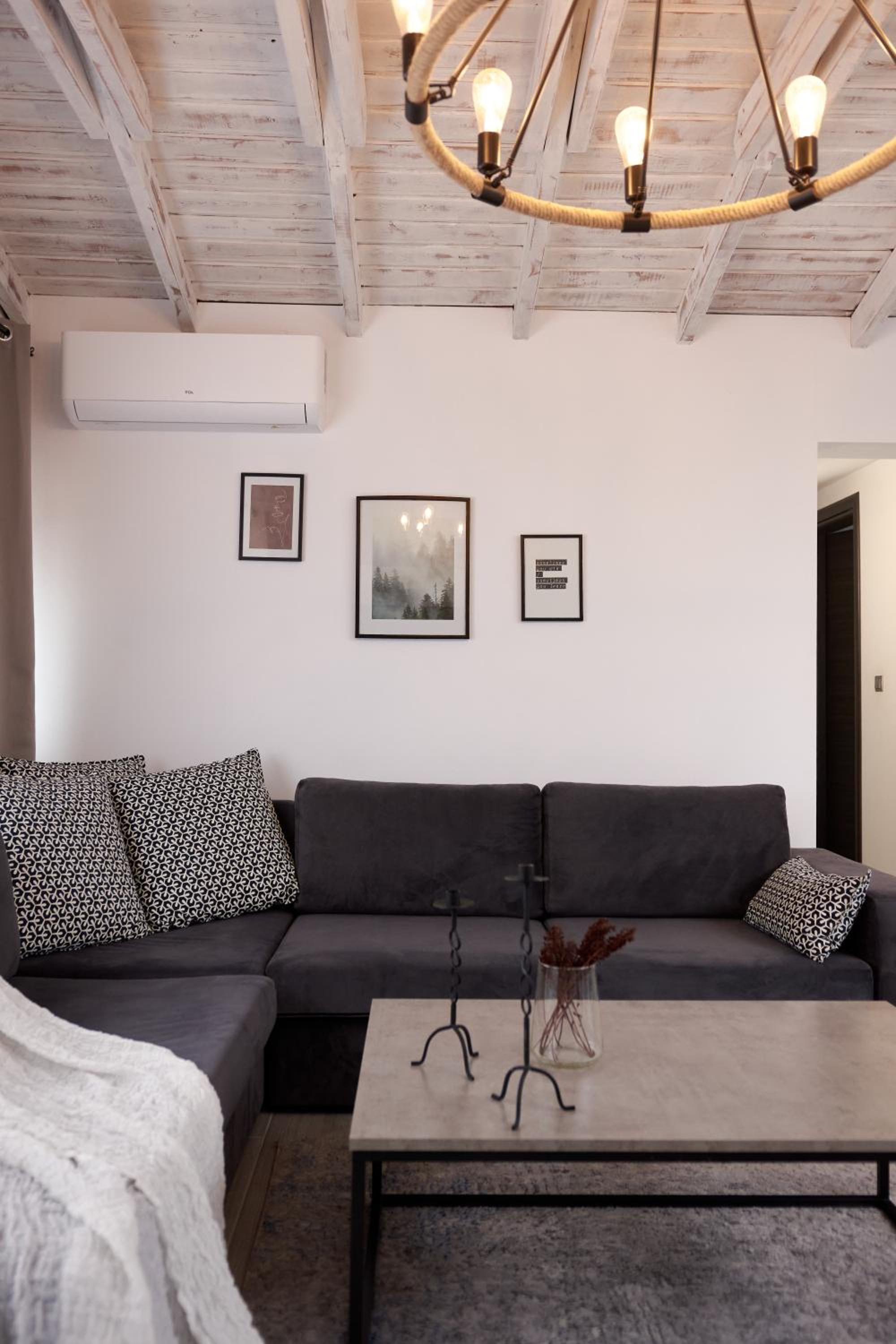 One-Bedroom Apartment - Photo 11