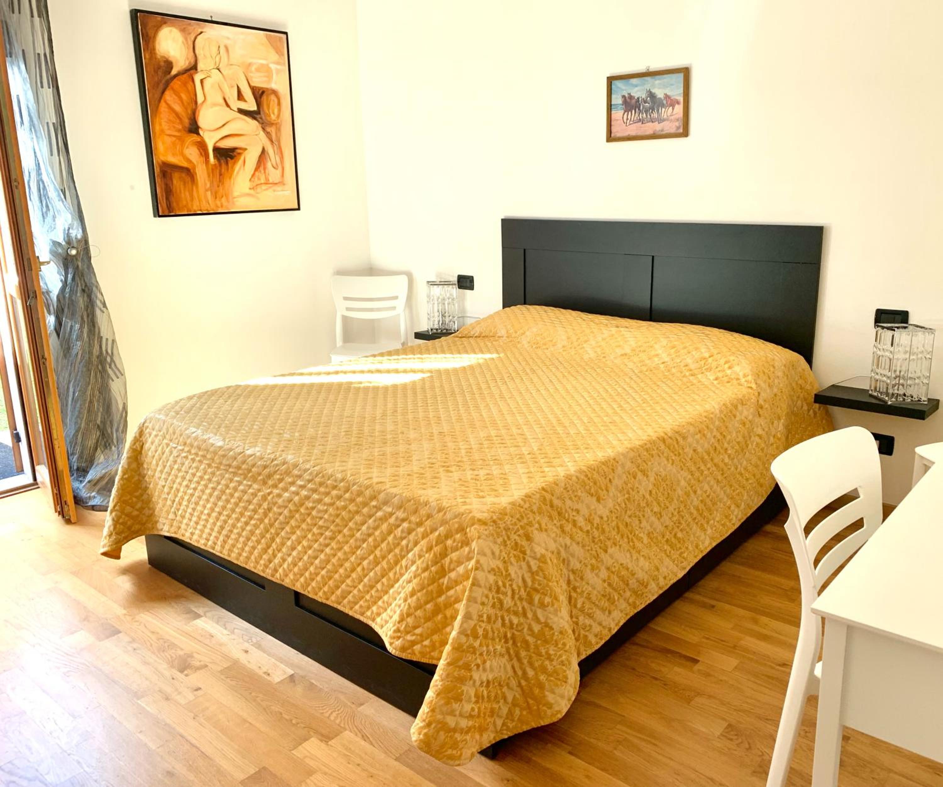One-Bedroom Apartment photo 1