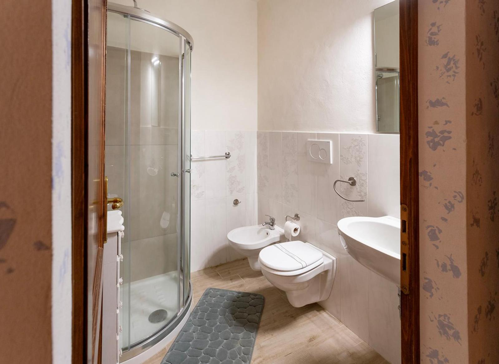 Triple Room with Private Bathroom - Photo 4