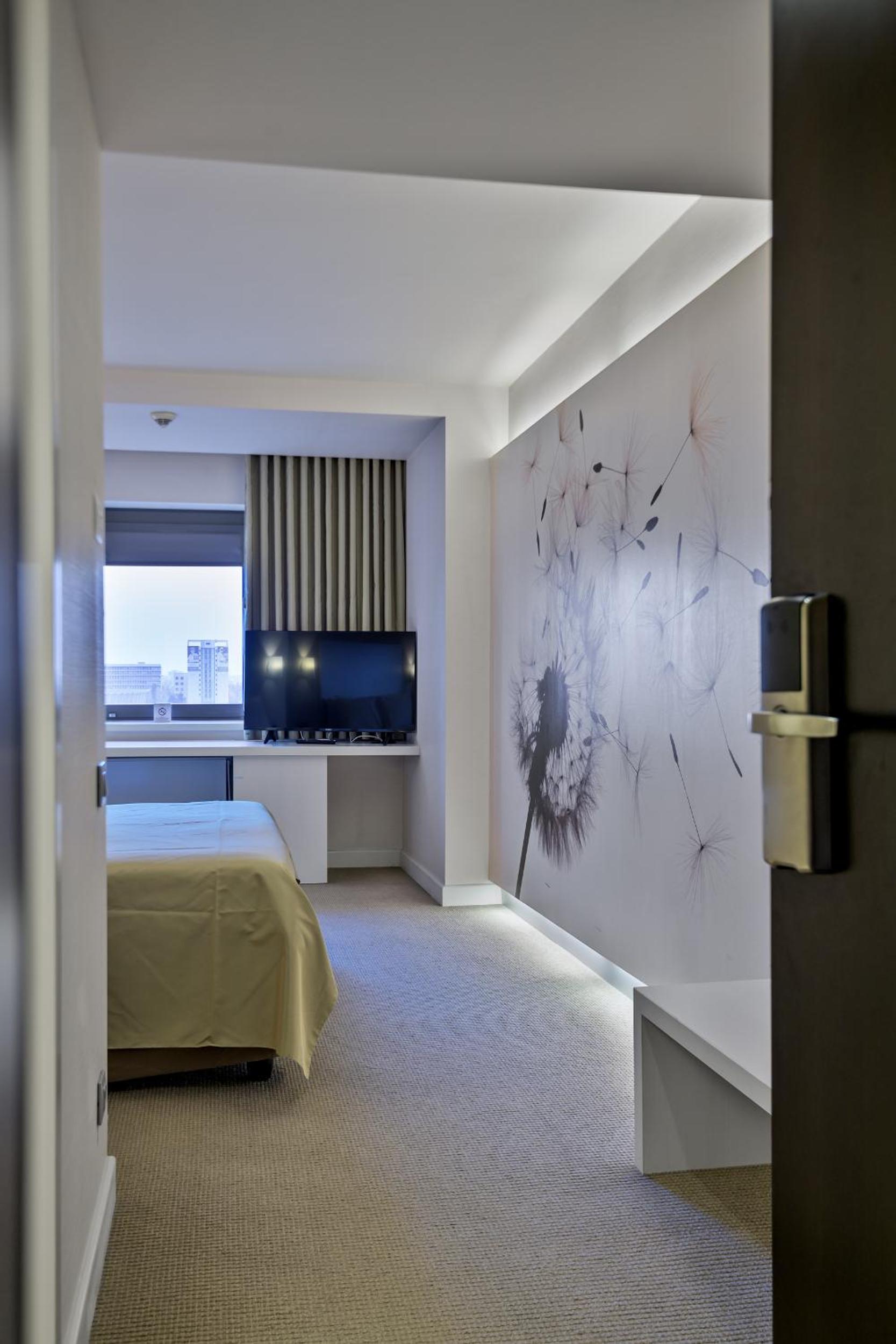 King Room - Non-Smoking - Photo 2