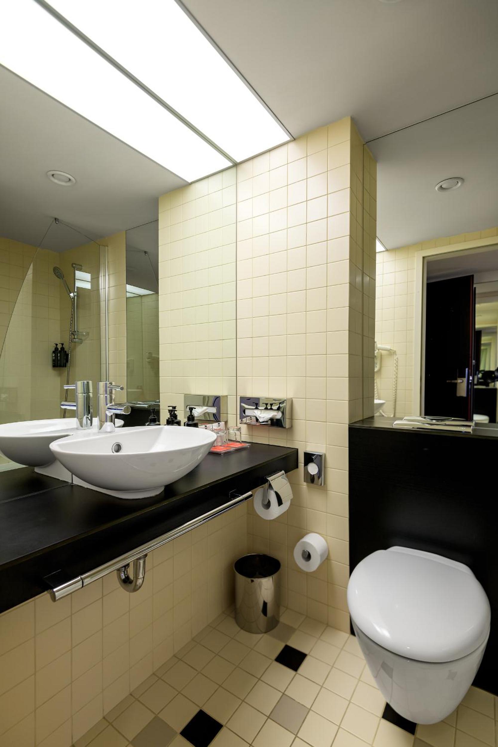 King Room - Non-Smoking - Photo 6
