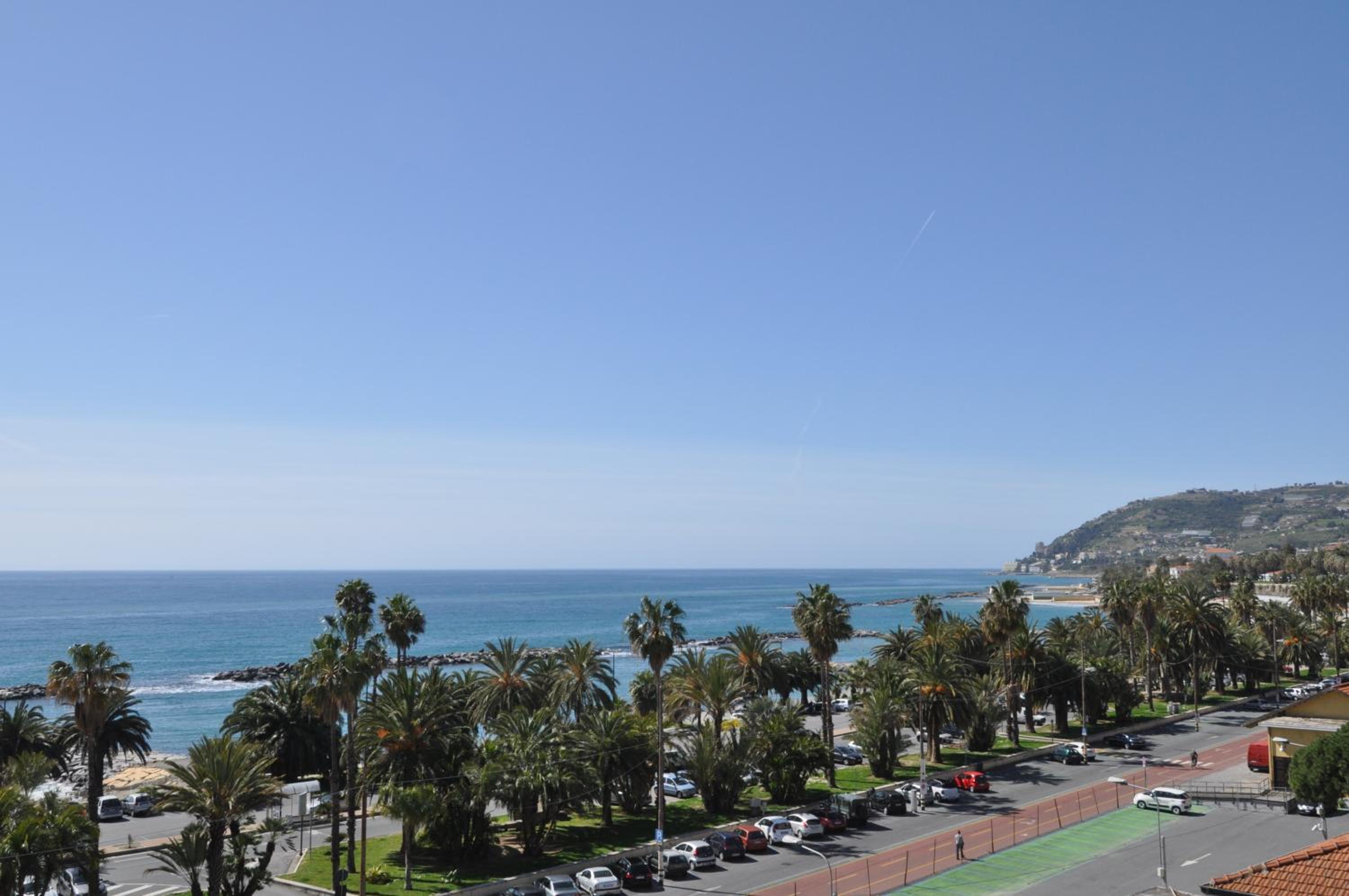 Double or Twin Room with Balcony and Sea View - Photo 4