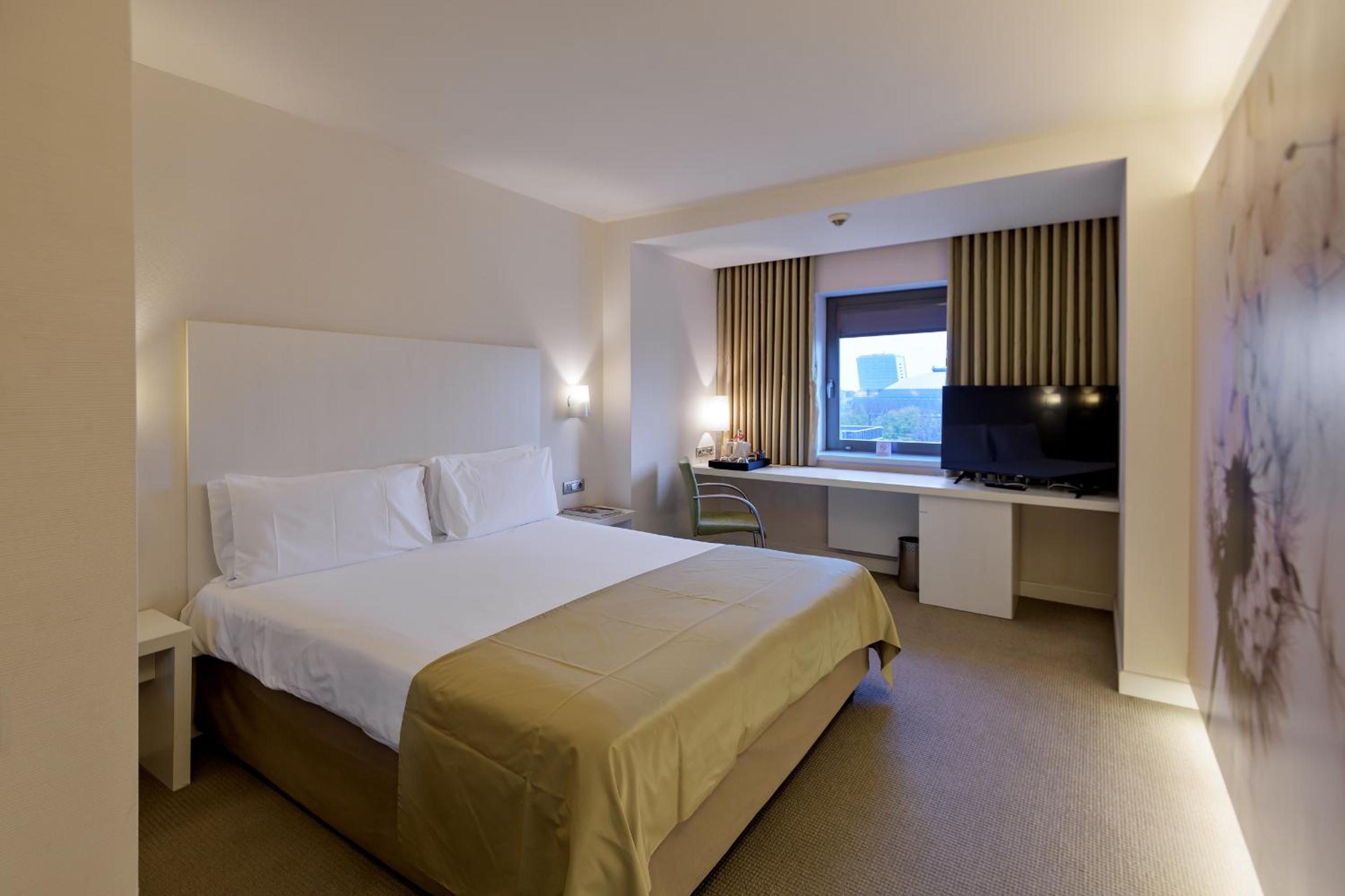 King Room - Non-Smoking - Photo 7