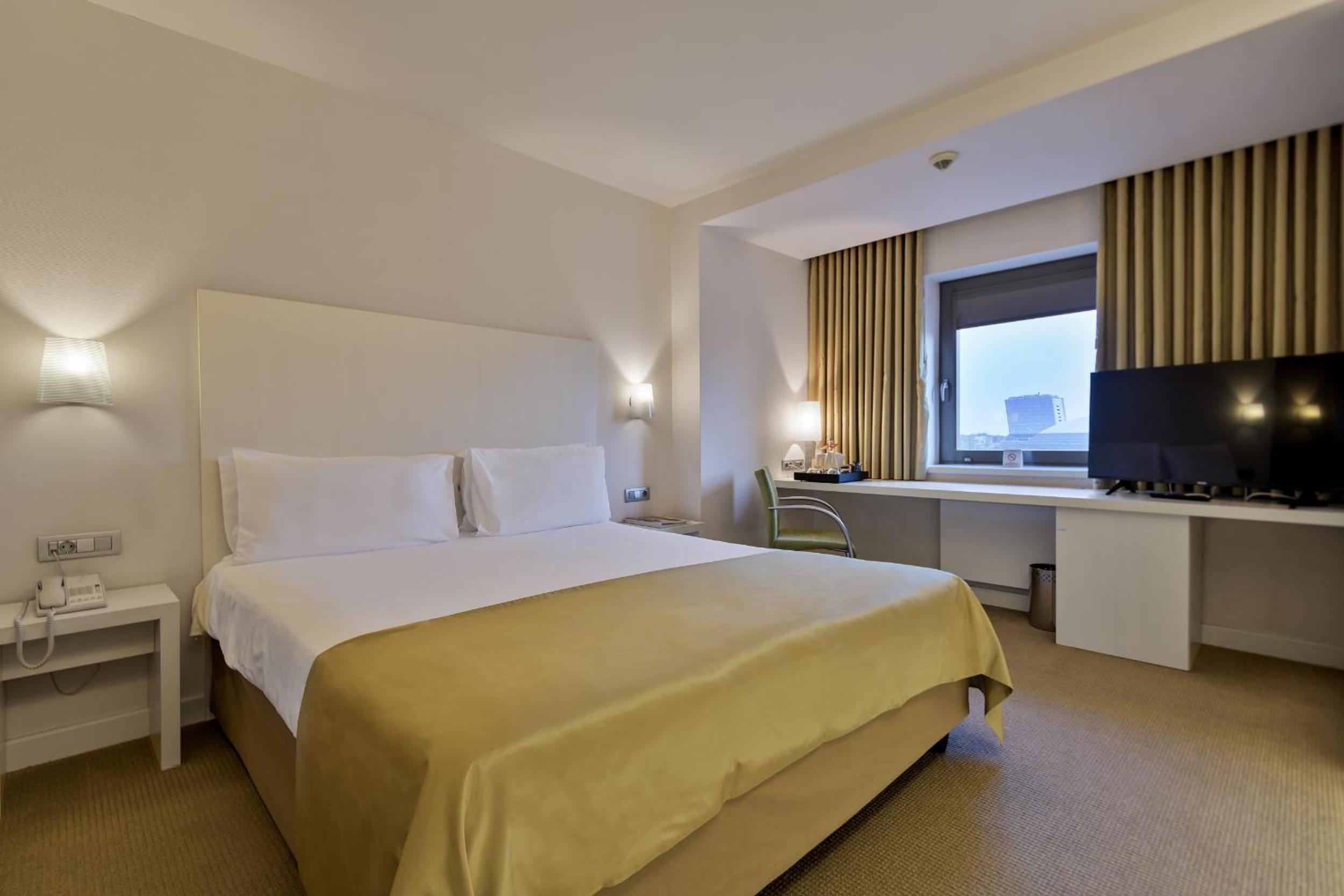 King Room - Non-Smoking - Photo 8