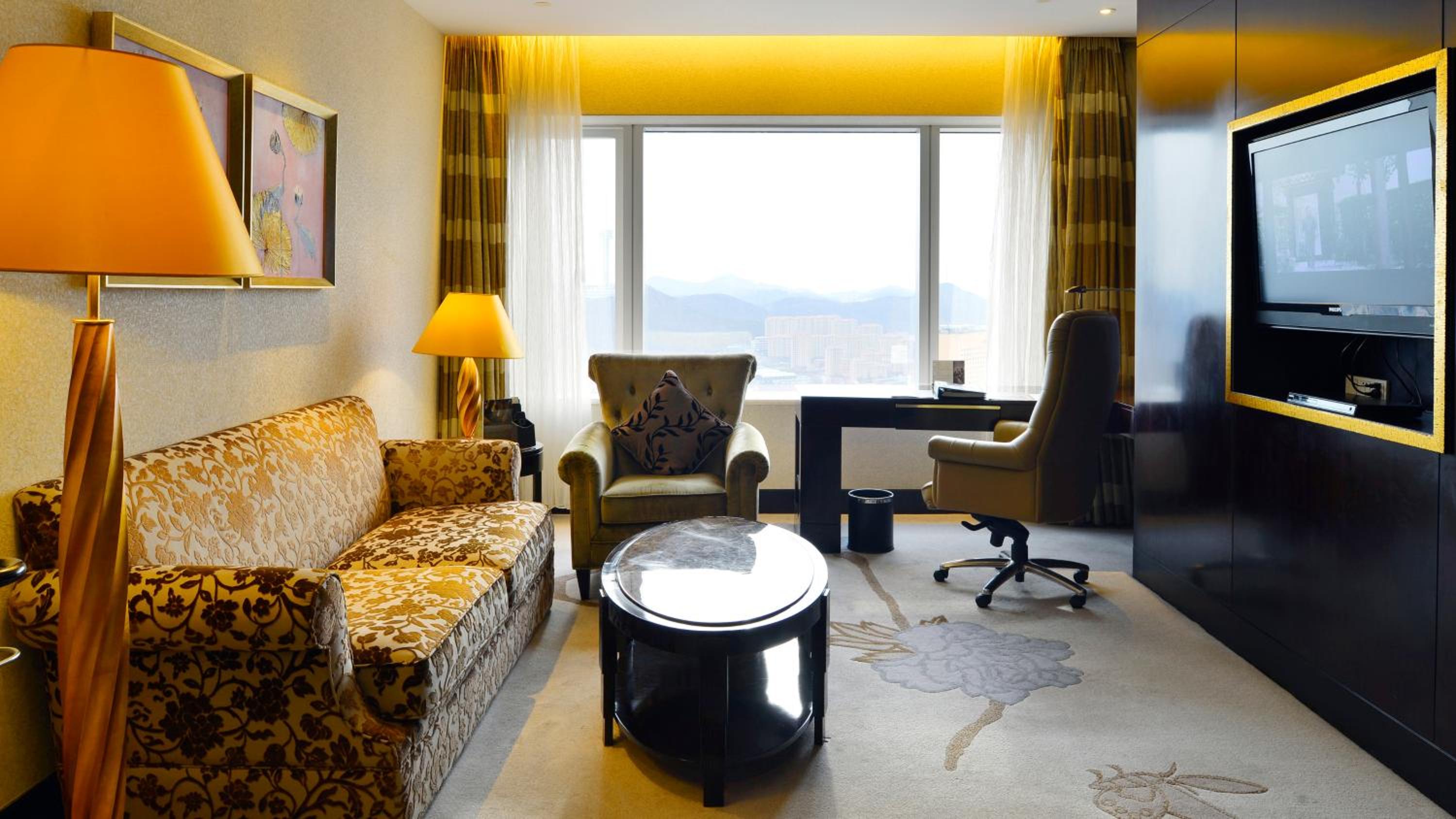 One-Bedroom Suite with Two Double Beds - Lounge Access - Photo 4