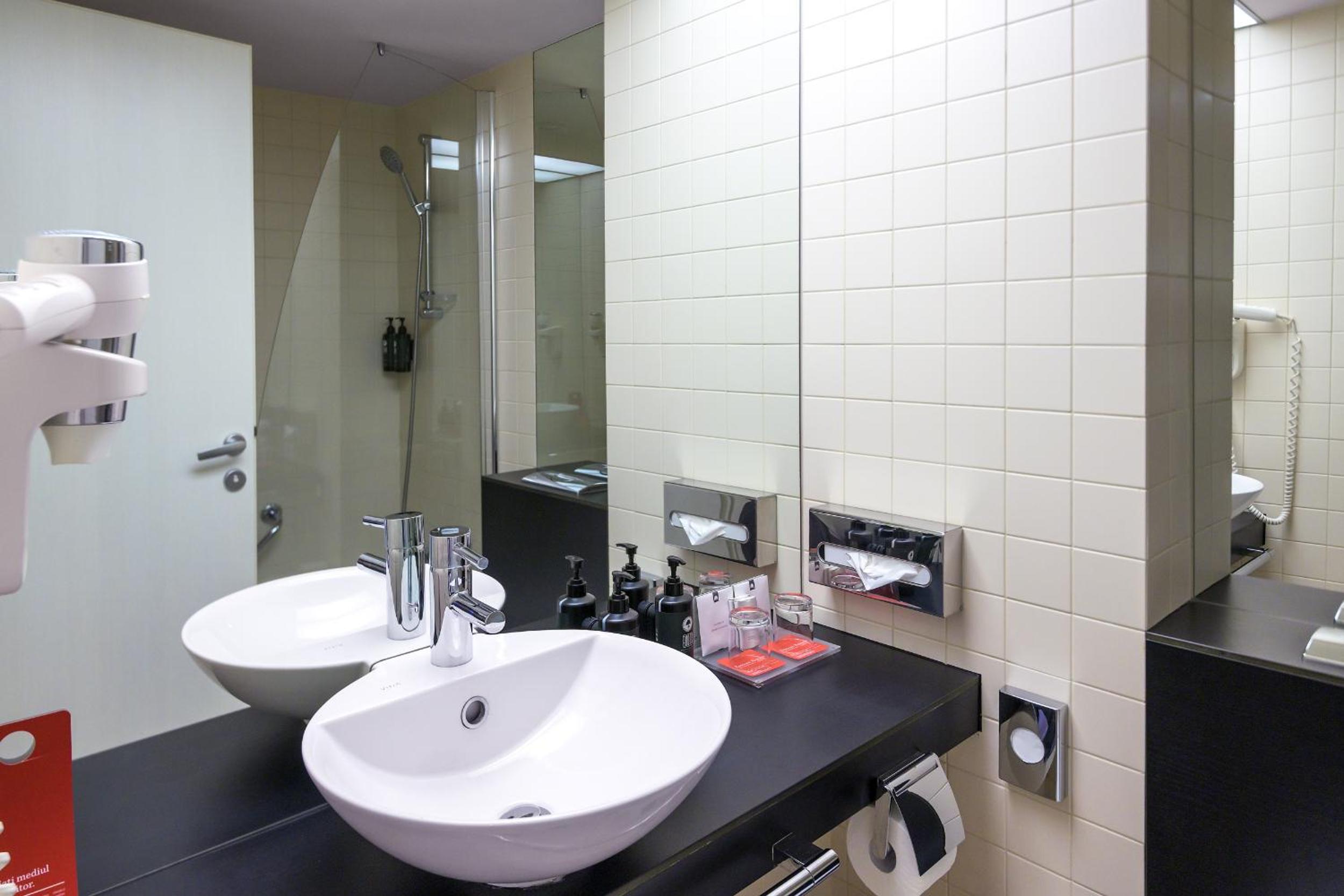 King Room - Non-Smoking - Photo 9