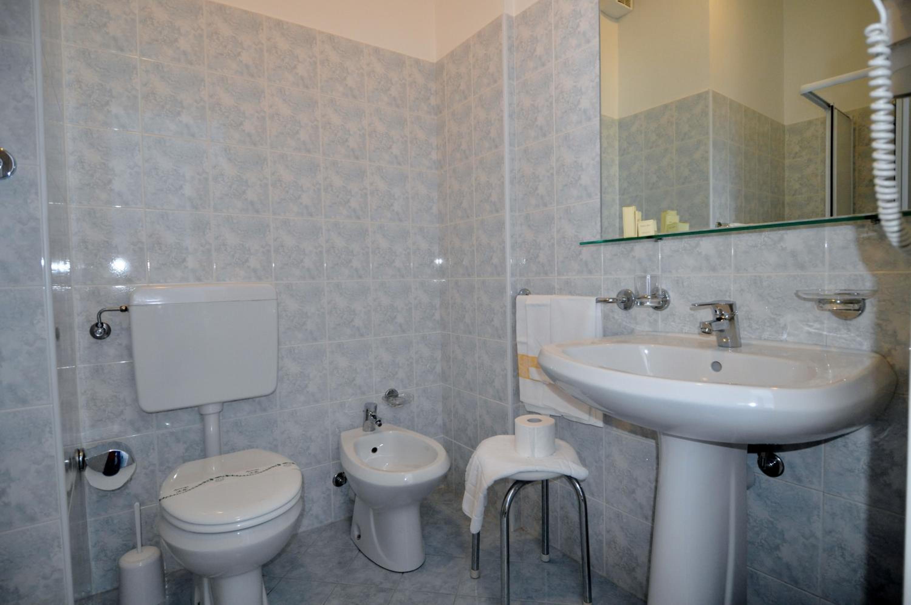 Double or Twin Room with Balcony and Sea View - Photo 8