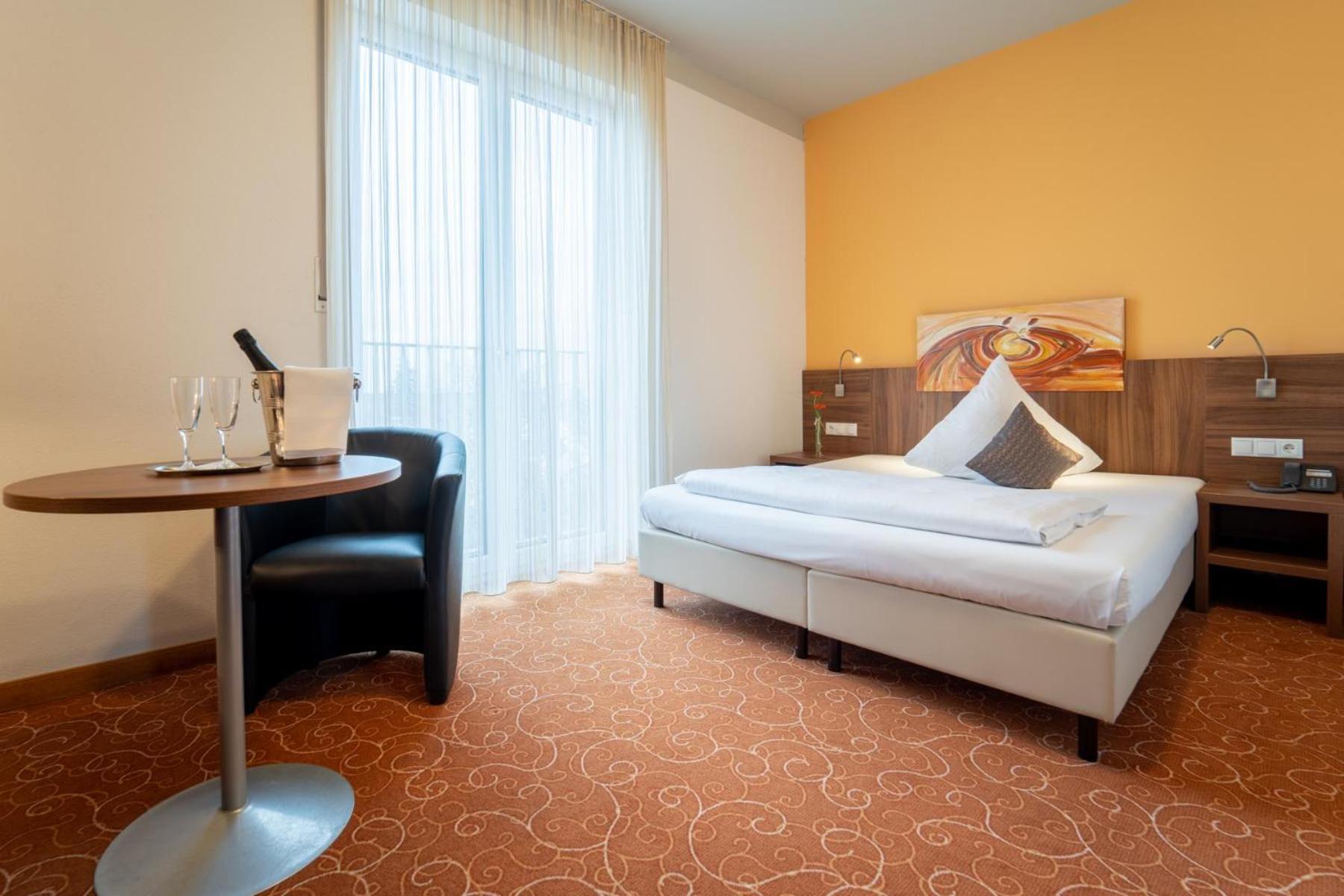 Queen Room photo 2