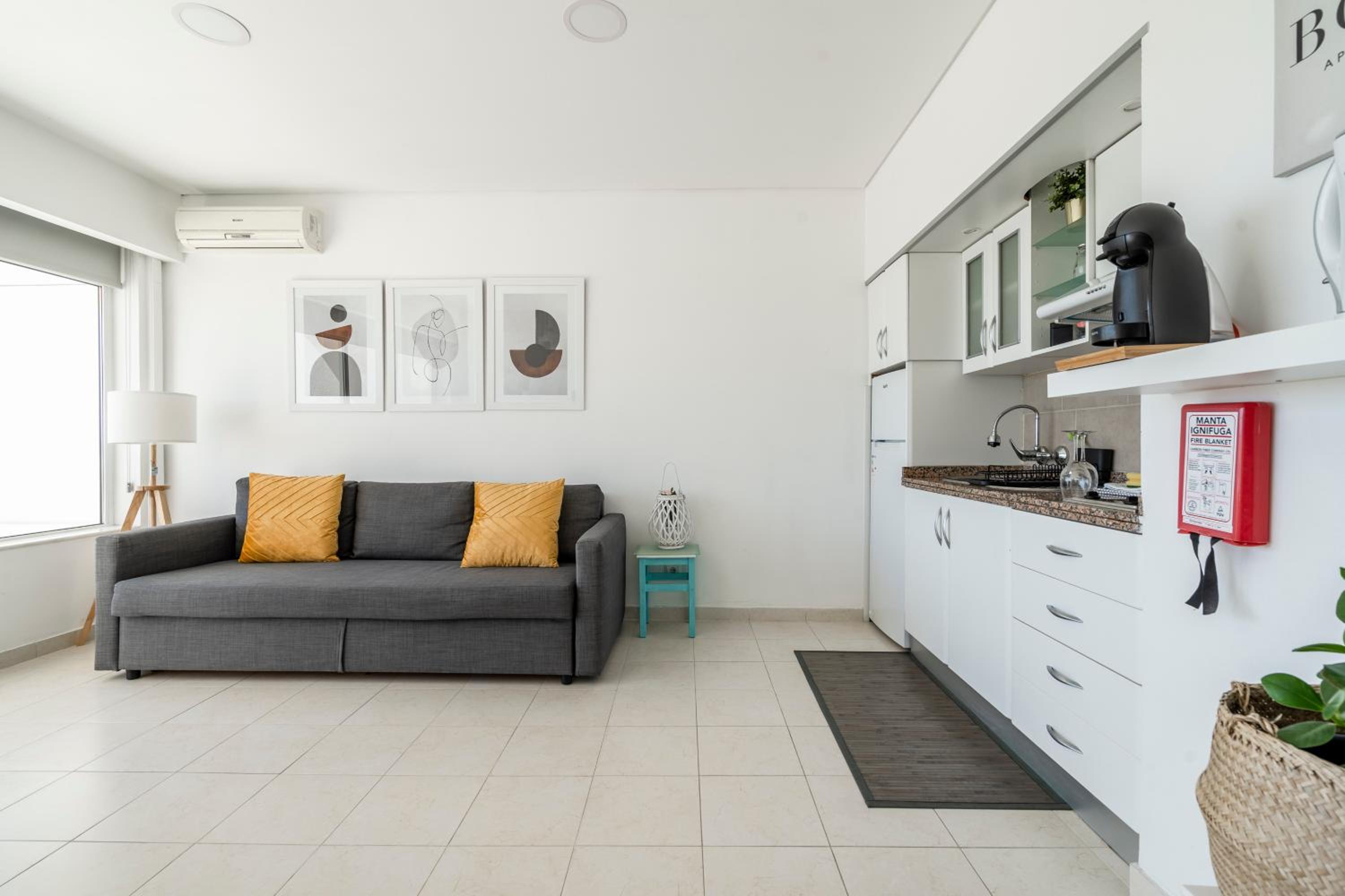 One-Bedroom Apartment photo 1