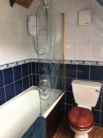 Twin Room with Private Bathroom - Photo 7