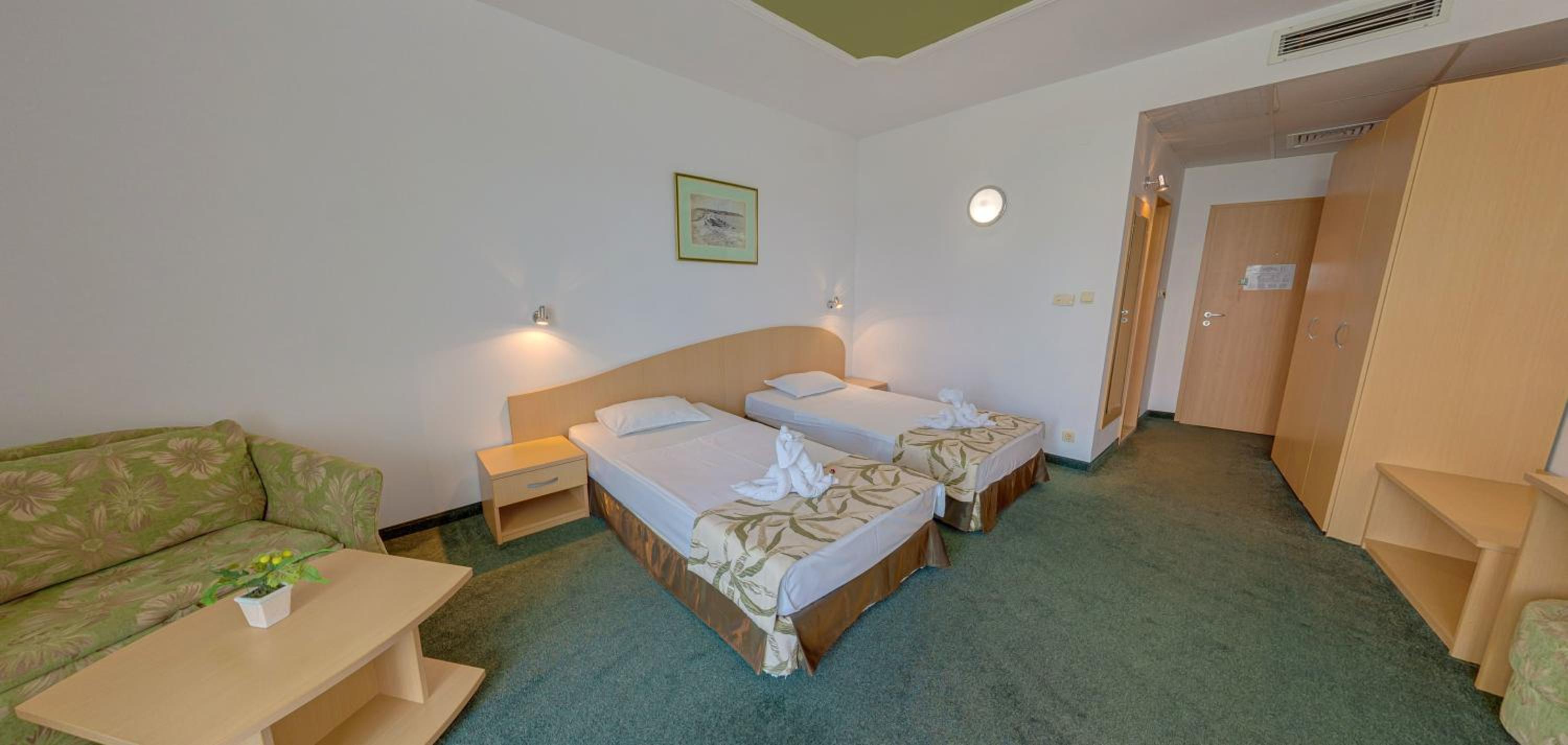 Twin Room with Balcony (2 Adults + 1 Child) - Photo 7