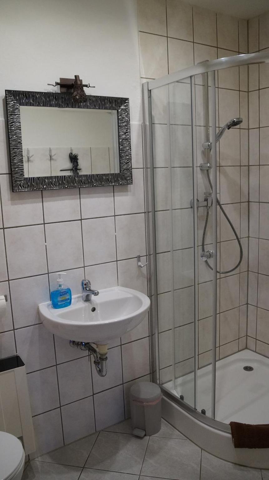 Twin Room with Private Bathroom - Photo 6