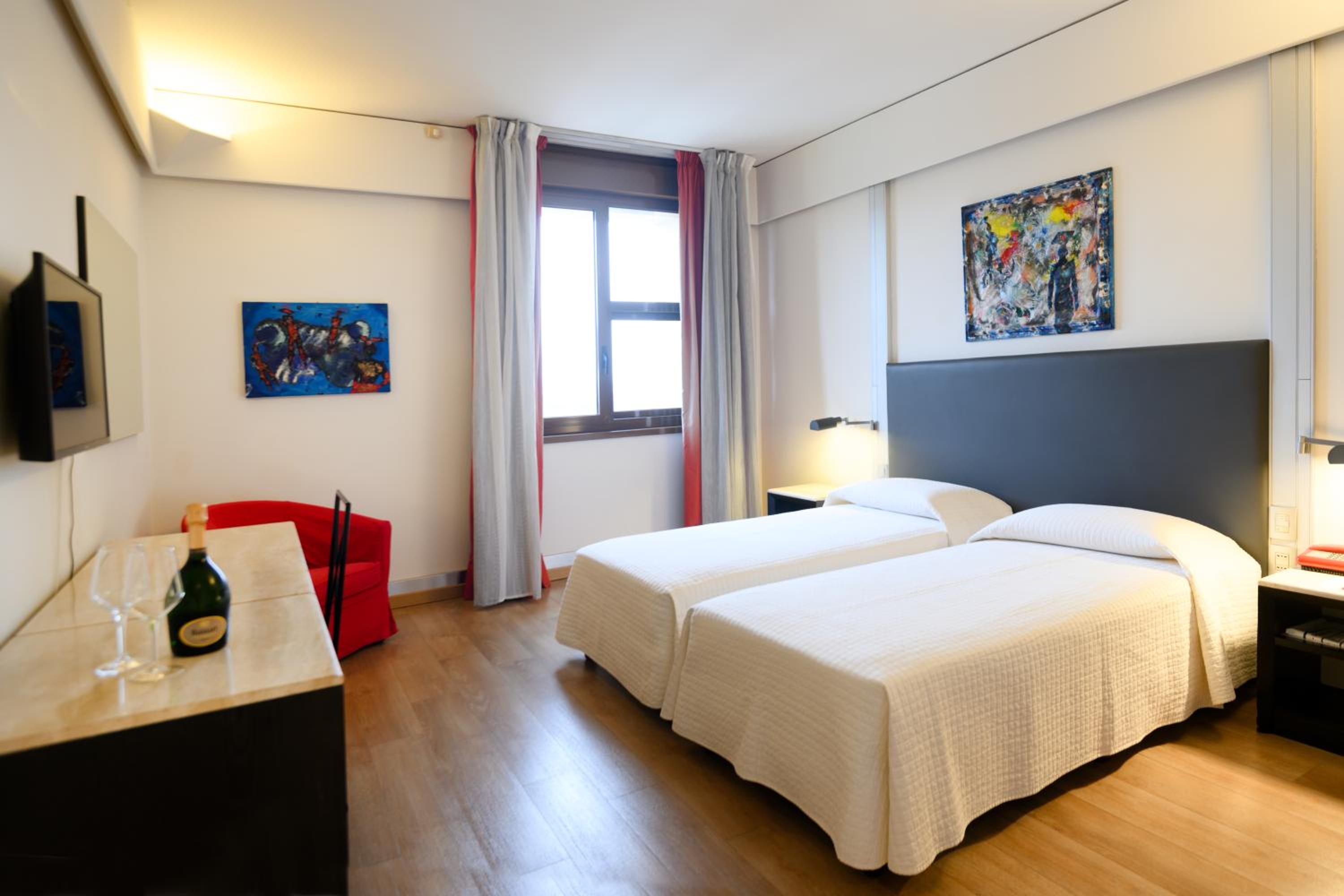 Classic Plus Double or Twin Room - Photo 5