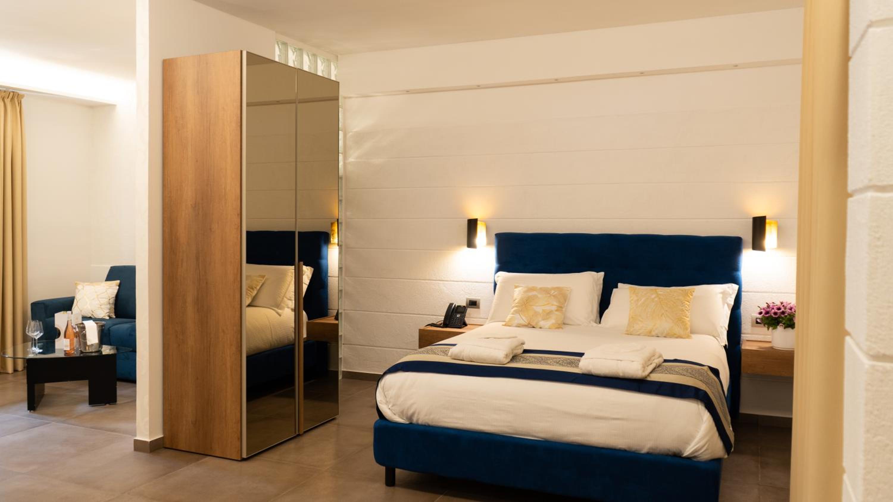Deluxe Suite with Spa Bath and Patio photo 1