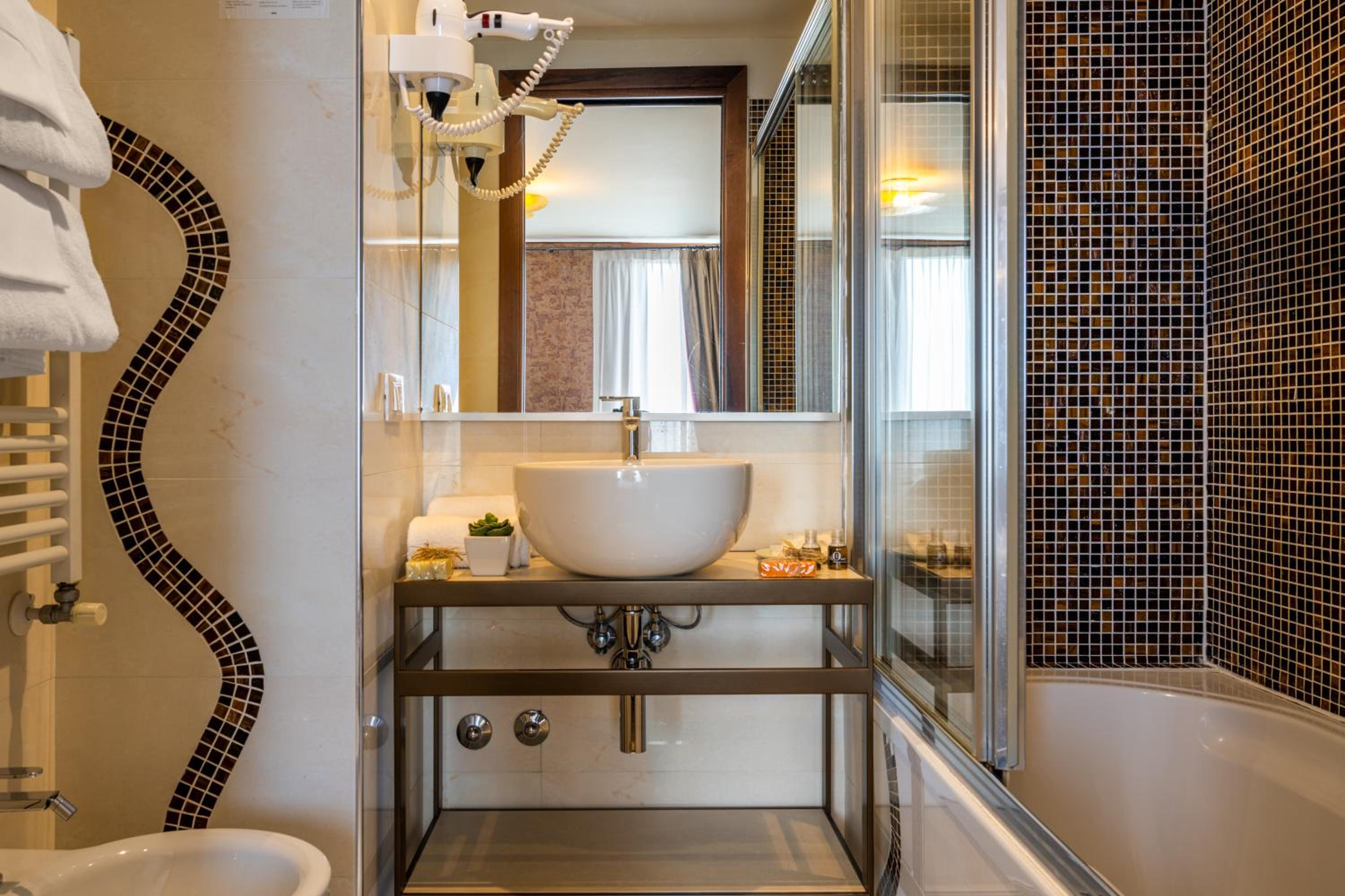 Deluxe Double Room with Lagoon View thumbnail 5