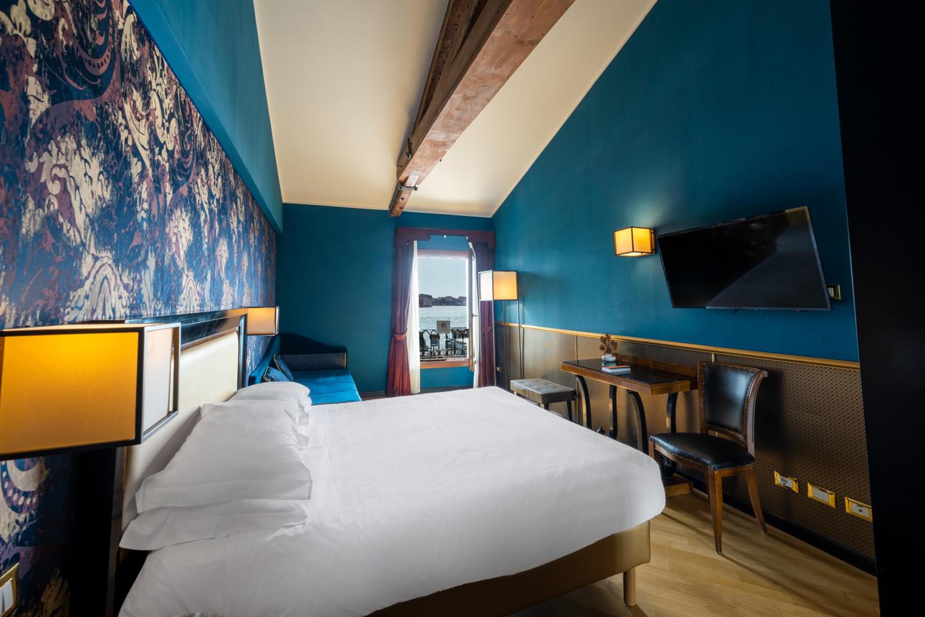 Deluxe Double Room with Lagoon View thumbnail 6