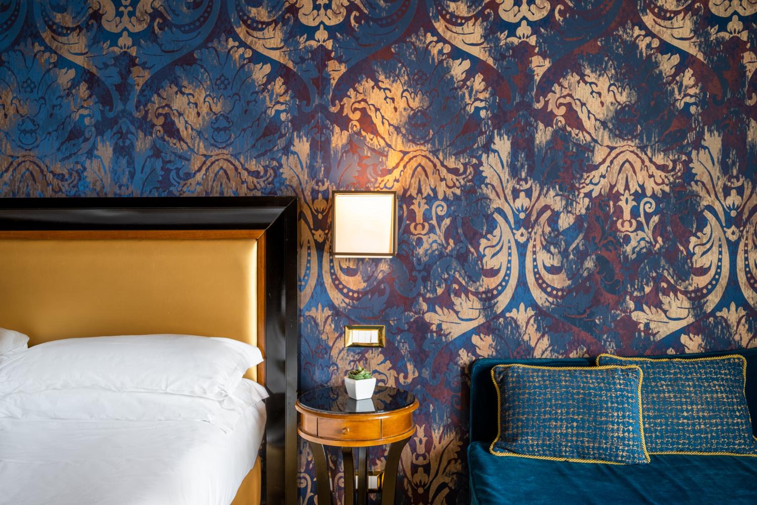 Deluxe Double Room with Lagoon View thumbnail 5