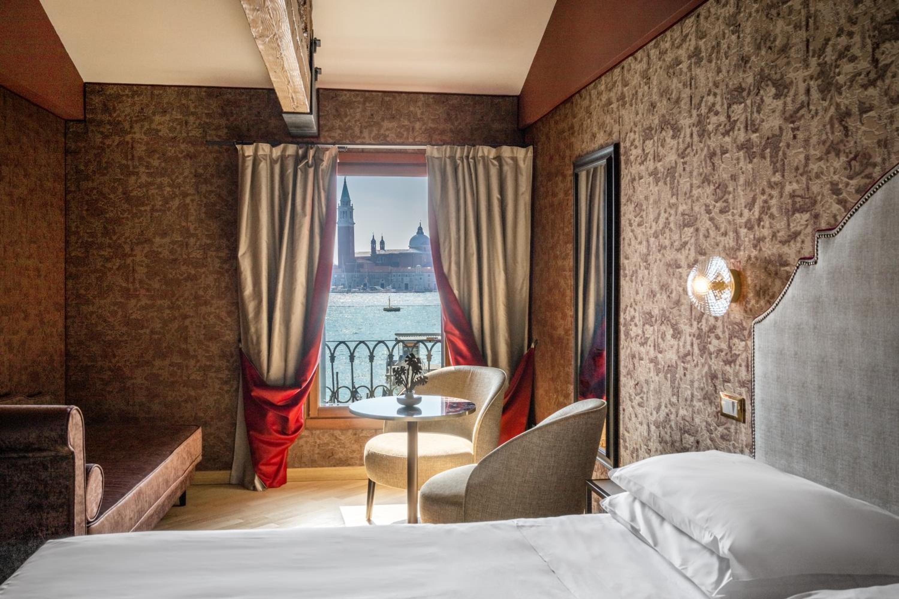 Deluxe Double Room with Lagoon View thumbnail 6
