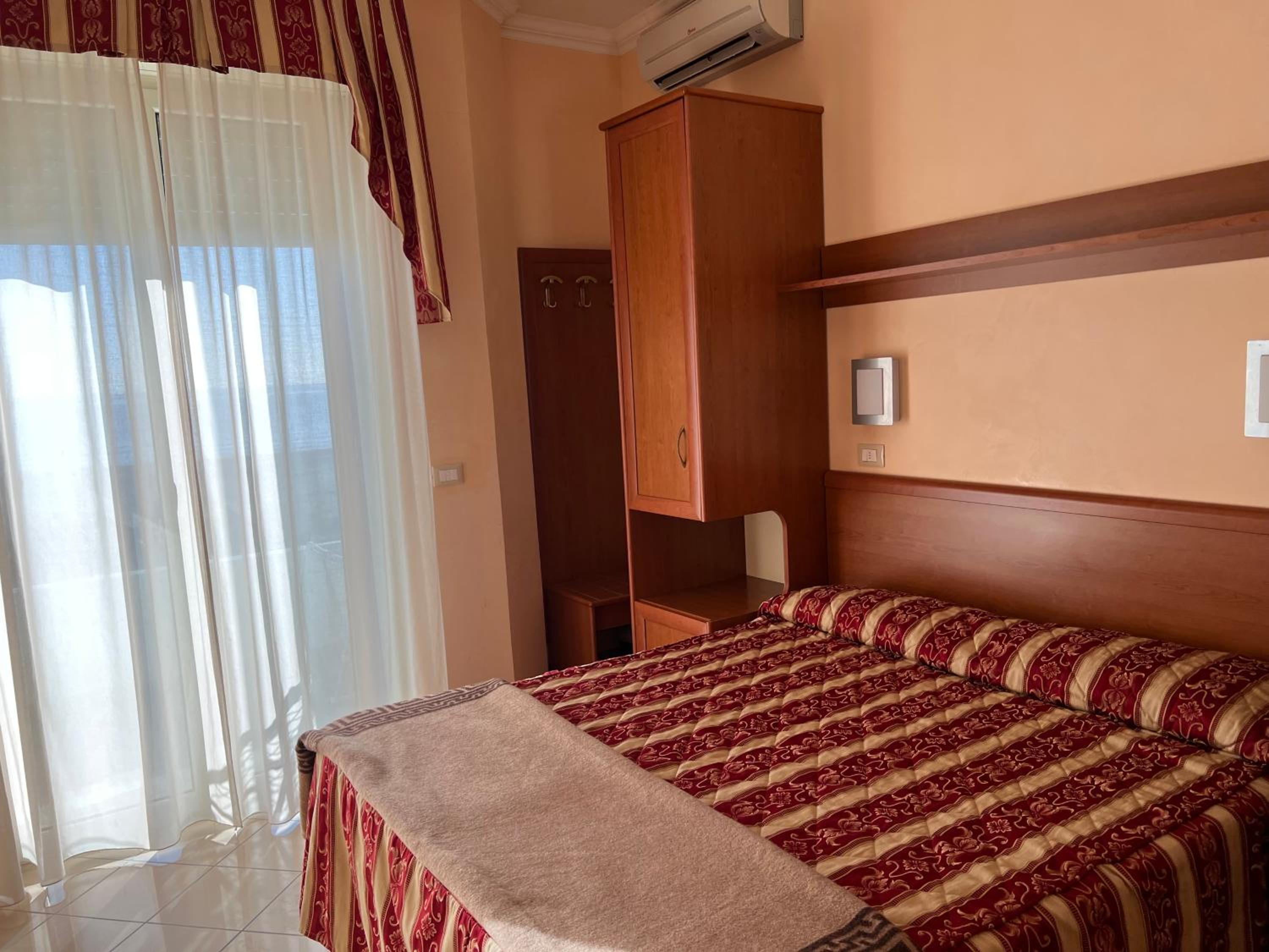 Deluxe Double Room with Balcony and Sea View - Photo 3
