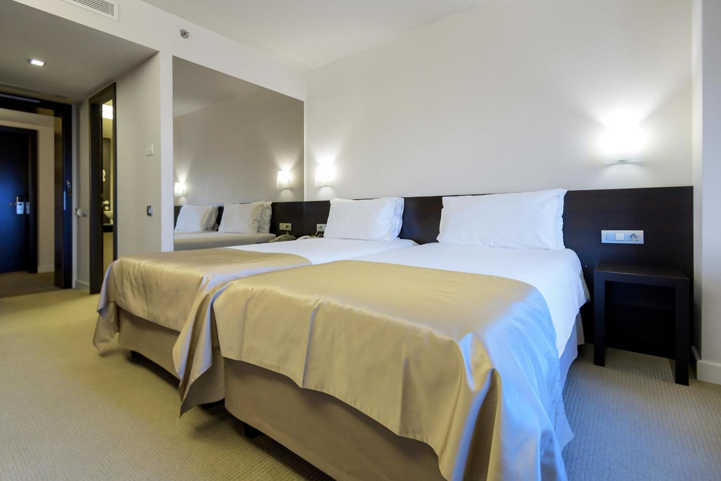 Business Twin Room - Non-Smoking - Photo 6
