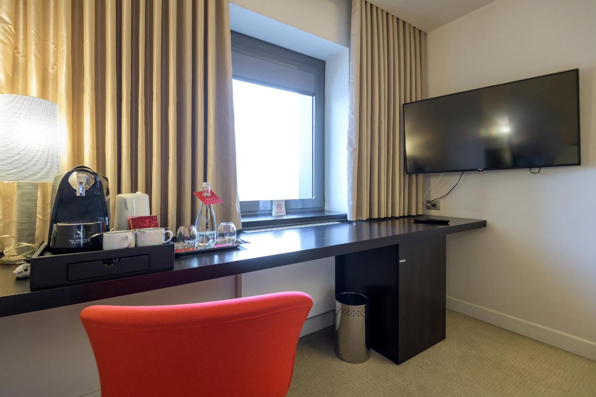 Business King Room - Non-Smoking - Photo 6
