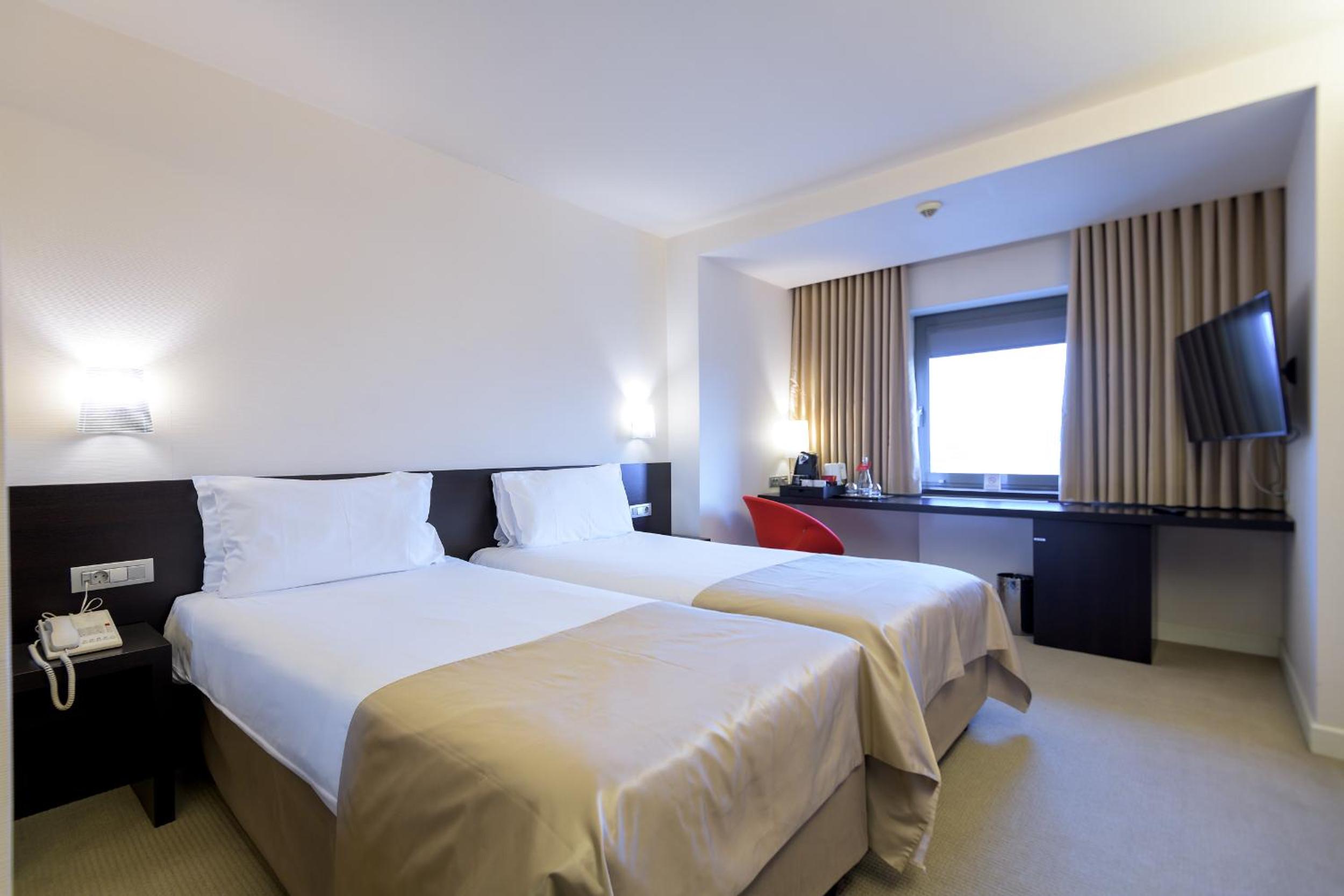 Business Twin Room - Non-Smoking - Photo 11