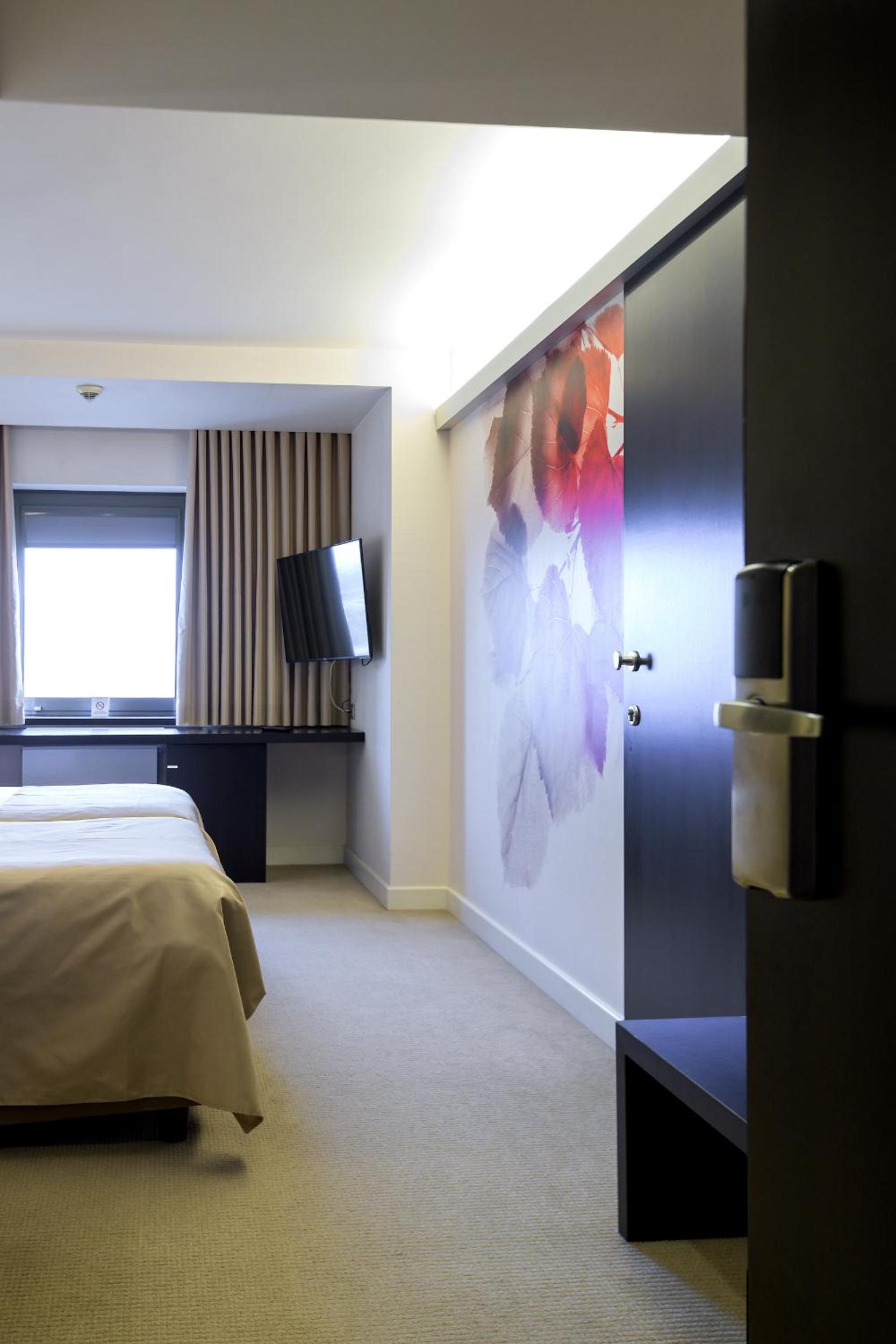 Business Twin Room - Non-Smoking - Photo 5