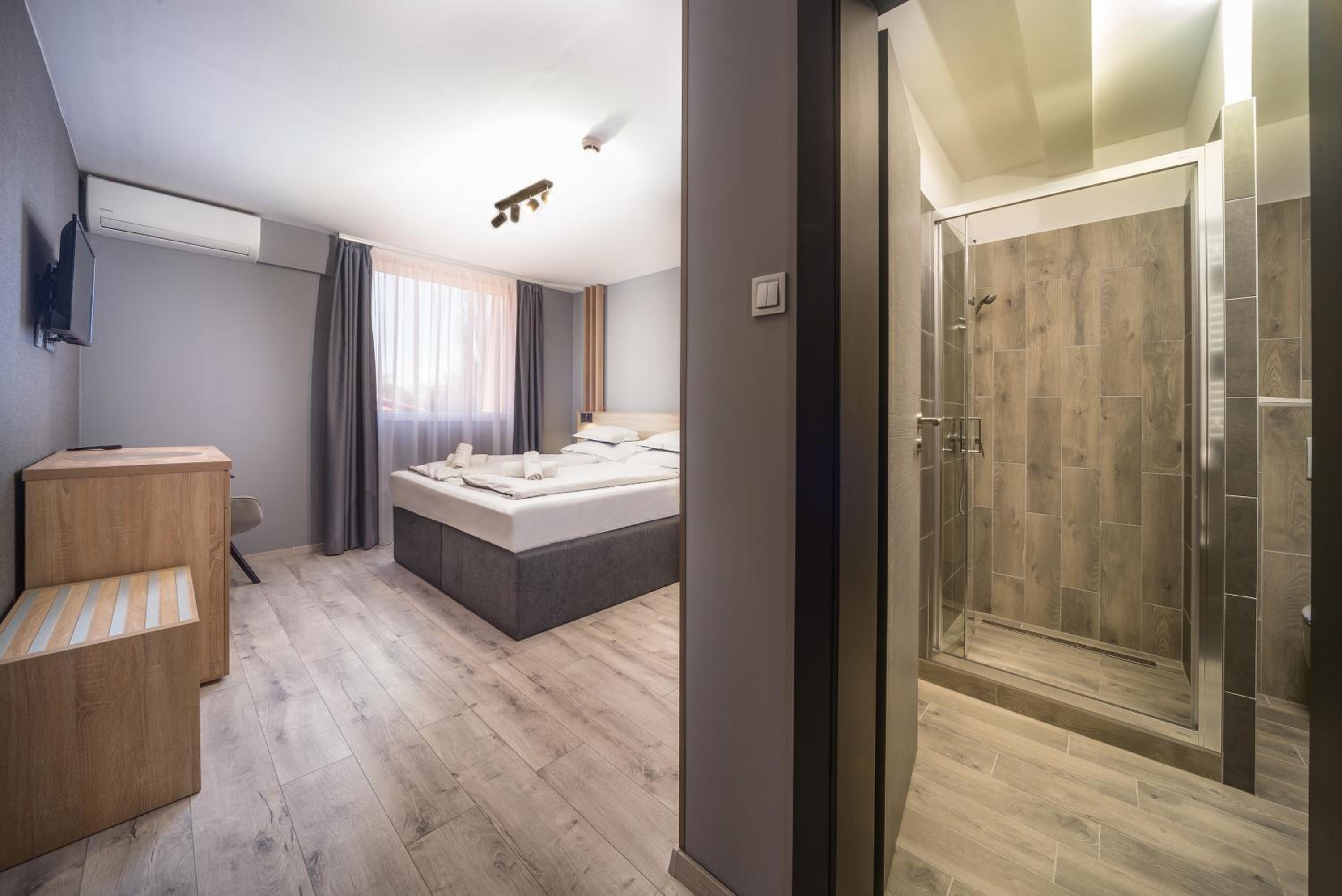 Double Room - Photo 7