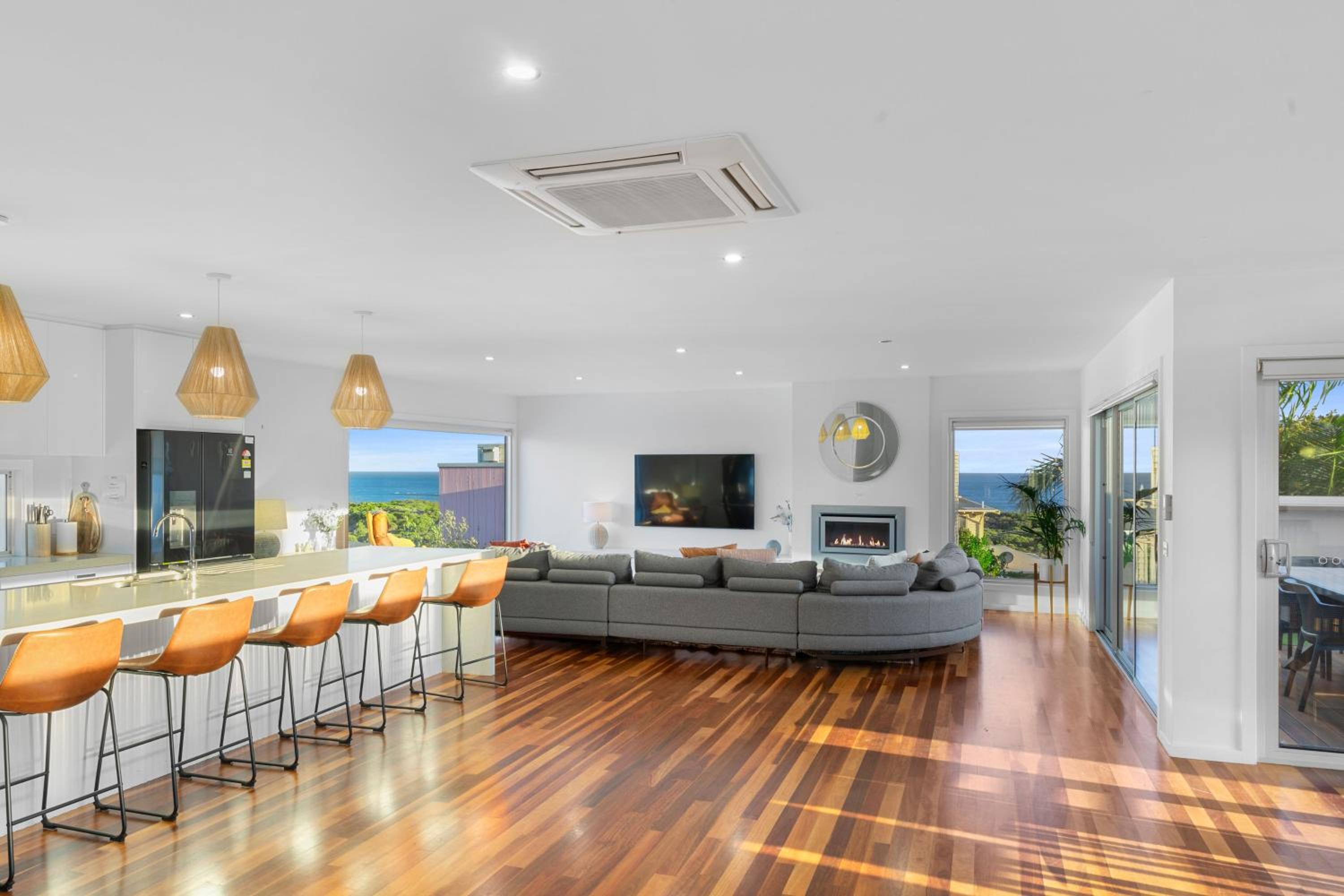 Five-Bedroom House photo 1