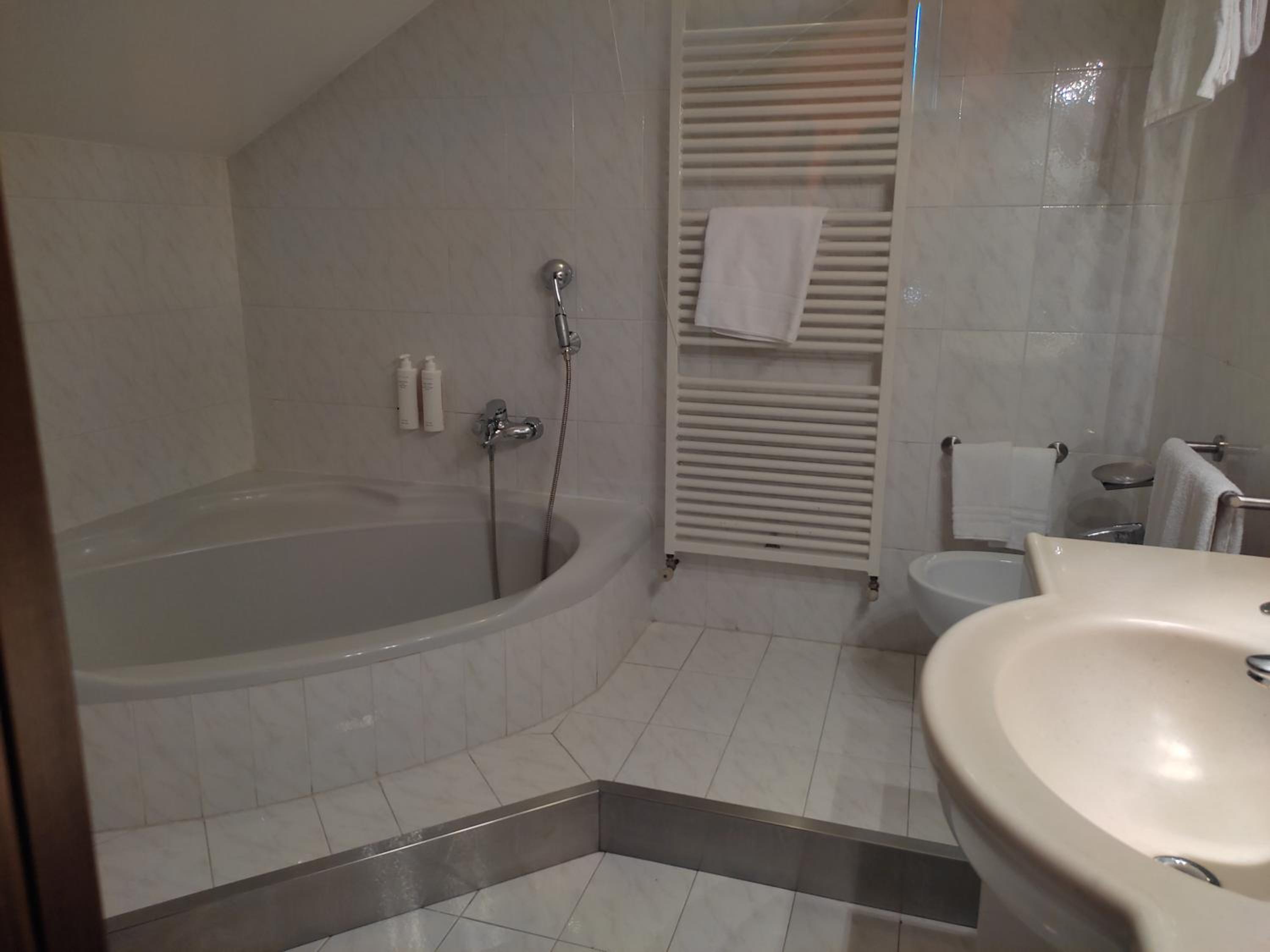 Deluxe Double Room with Bath - Photo 2