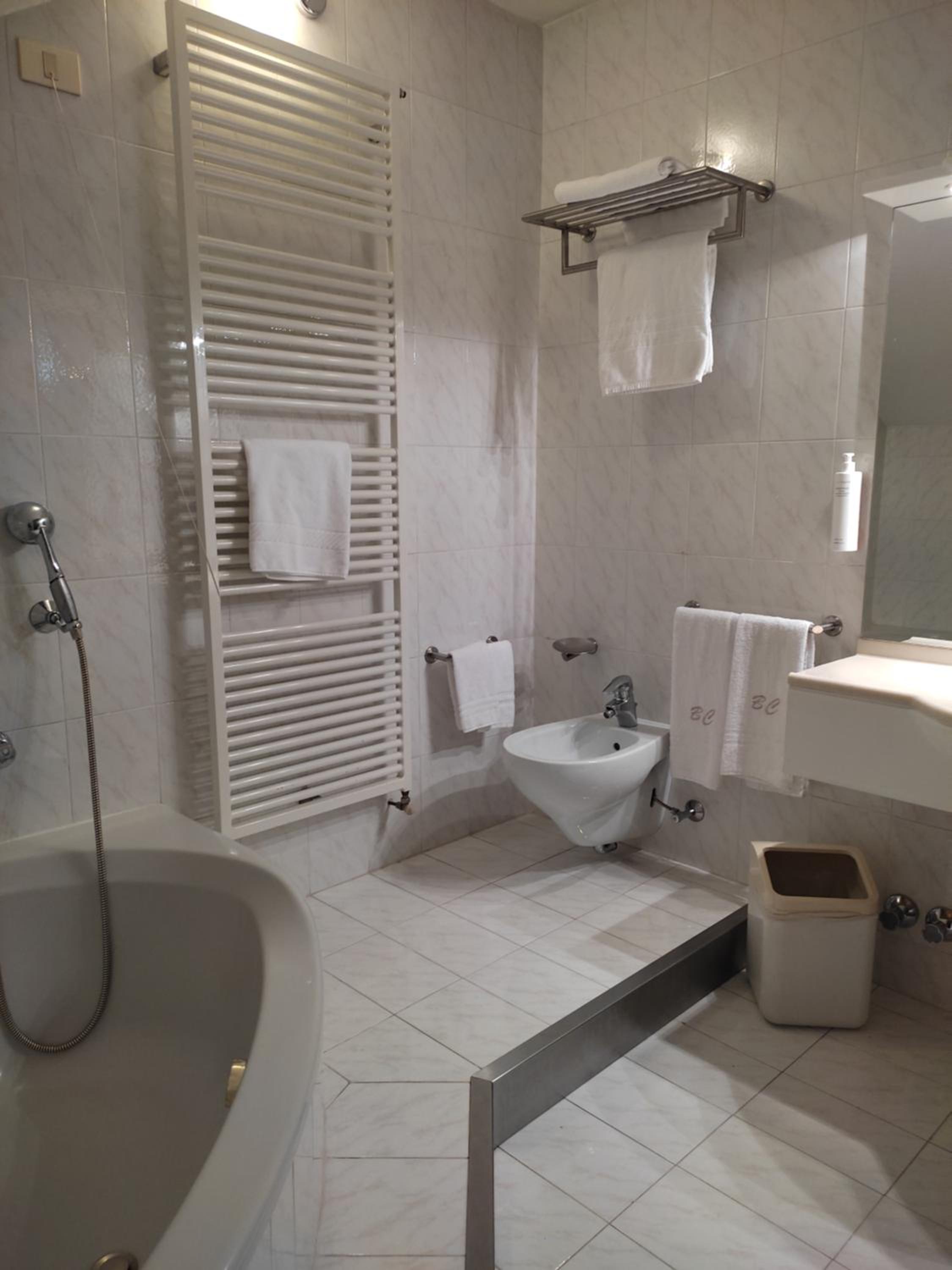 Deluxe Double Room with Bath - Photo 3